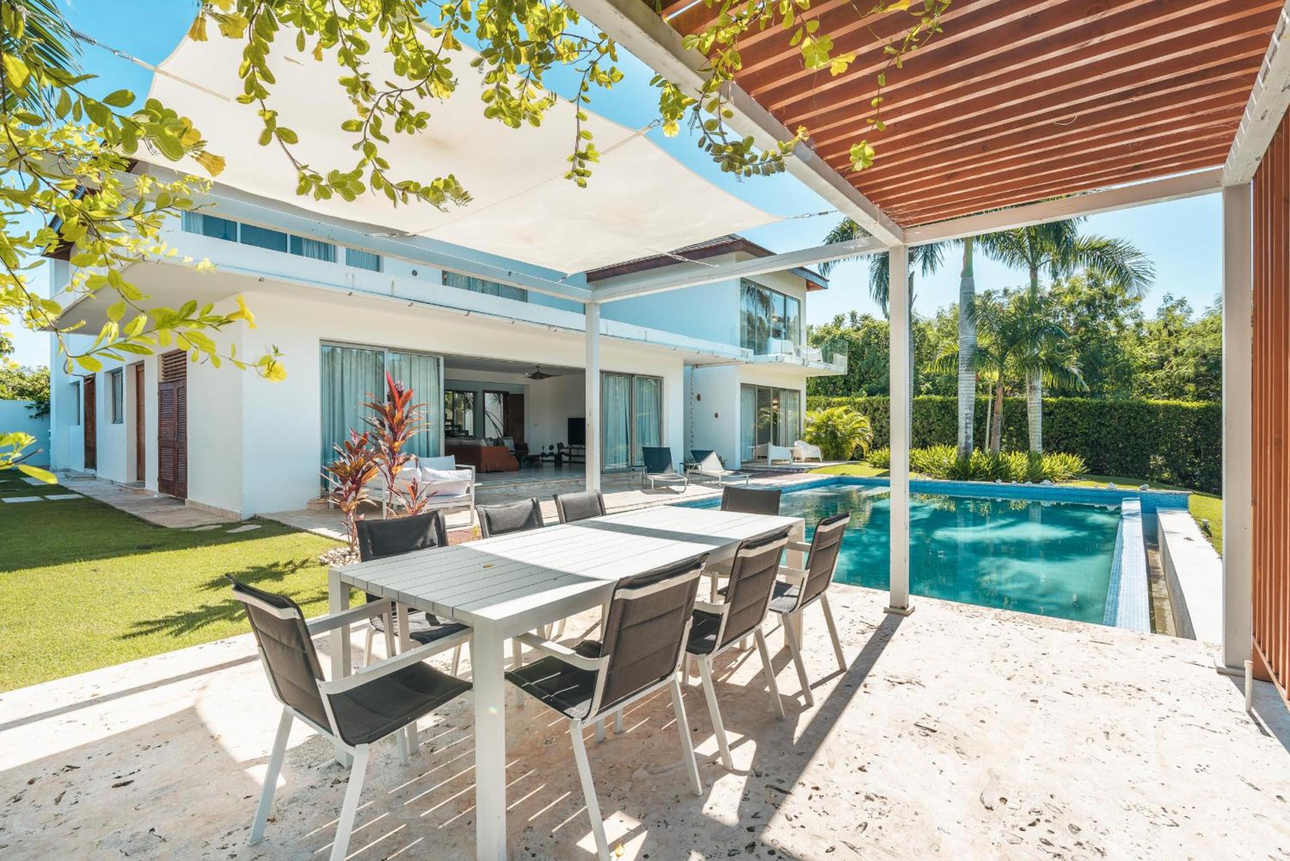 Luxurious and modern Villa with Pool at Yarari