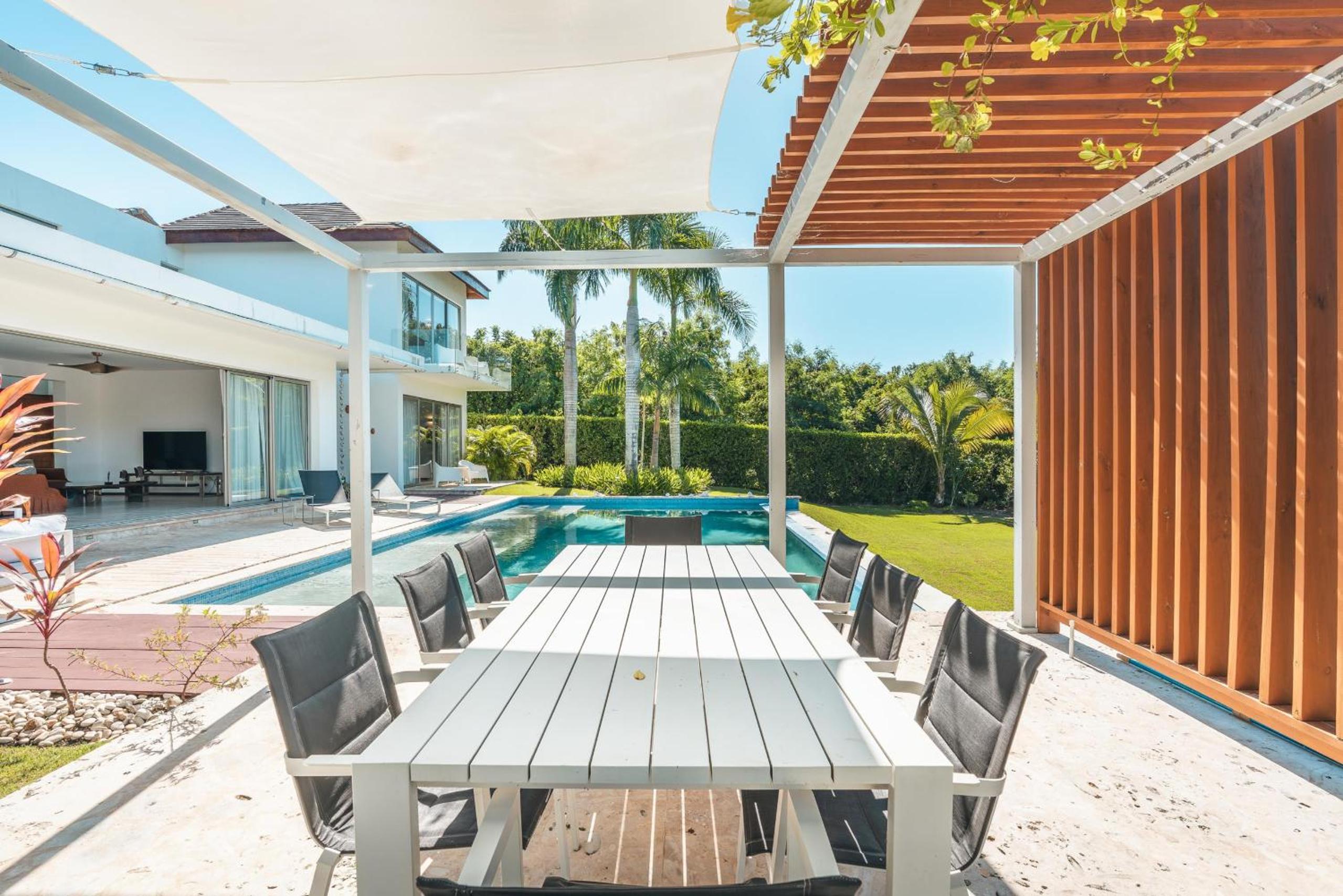 Luxurious and modern Villa with Pool at Yarari