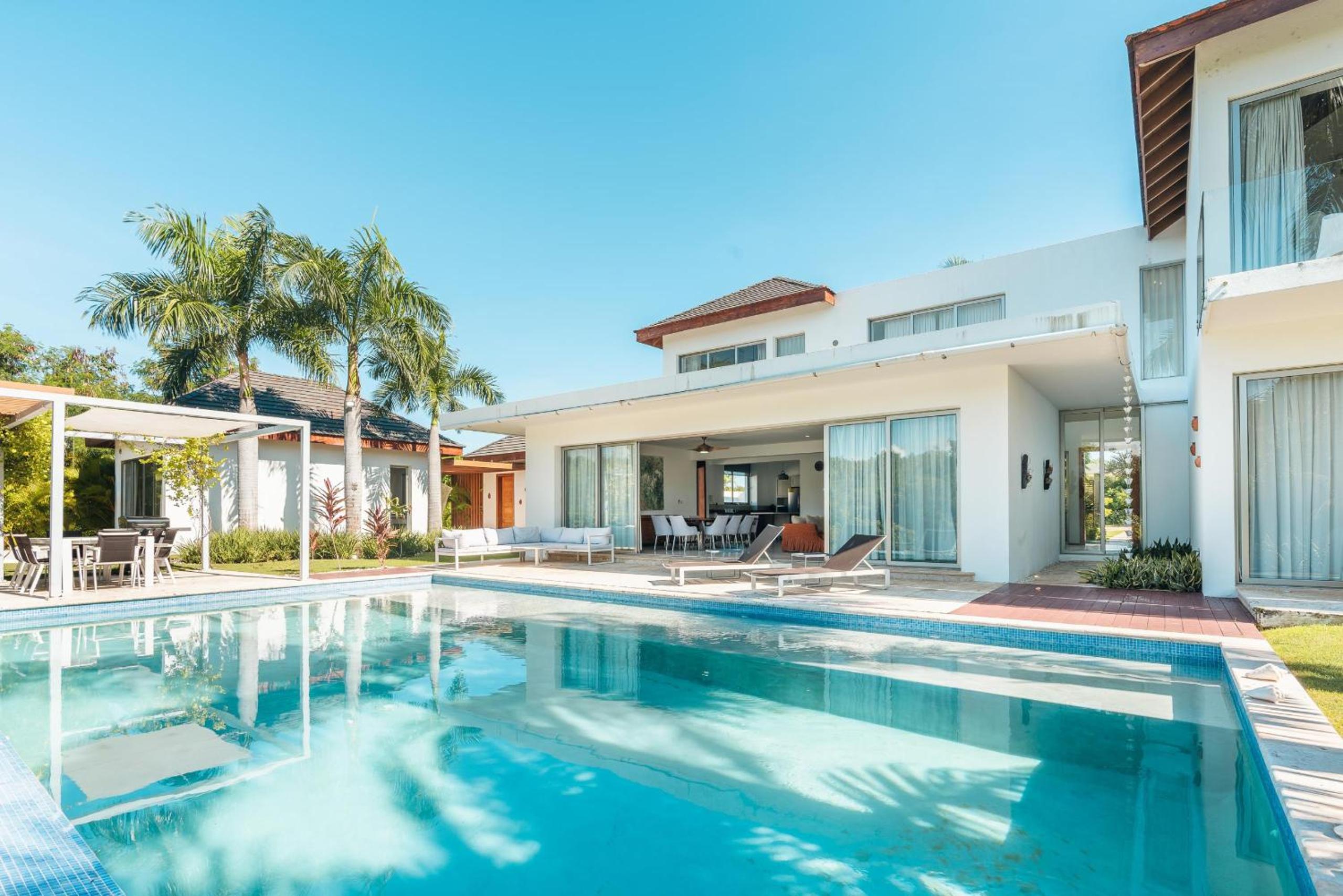 Luxurious and modern Villa with Pool at Yarari