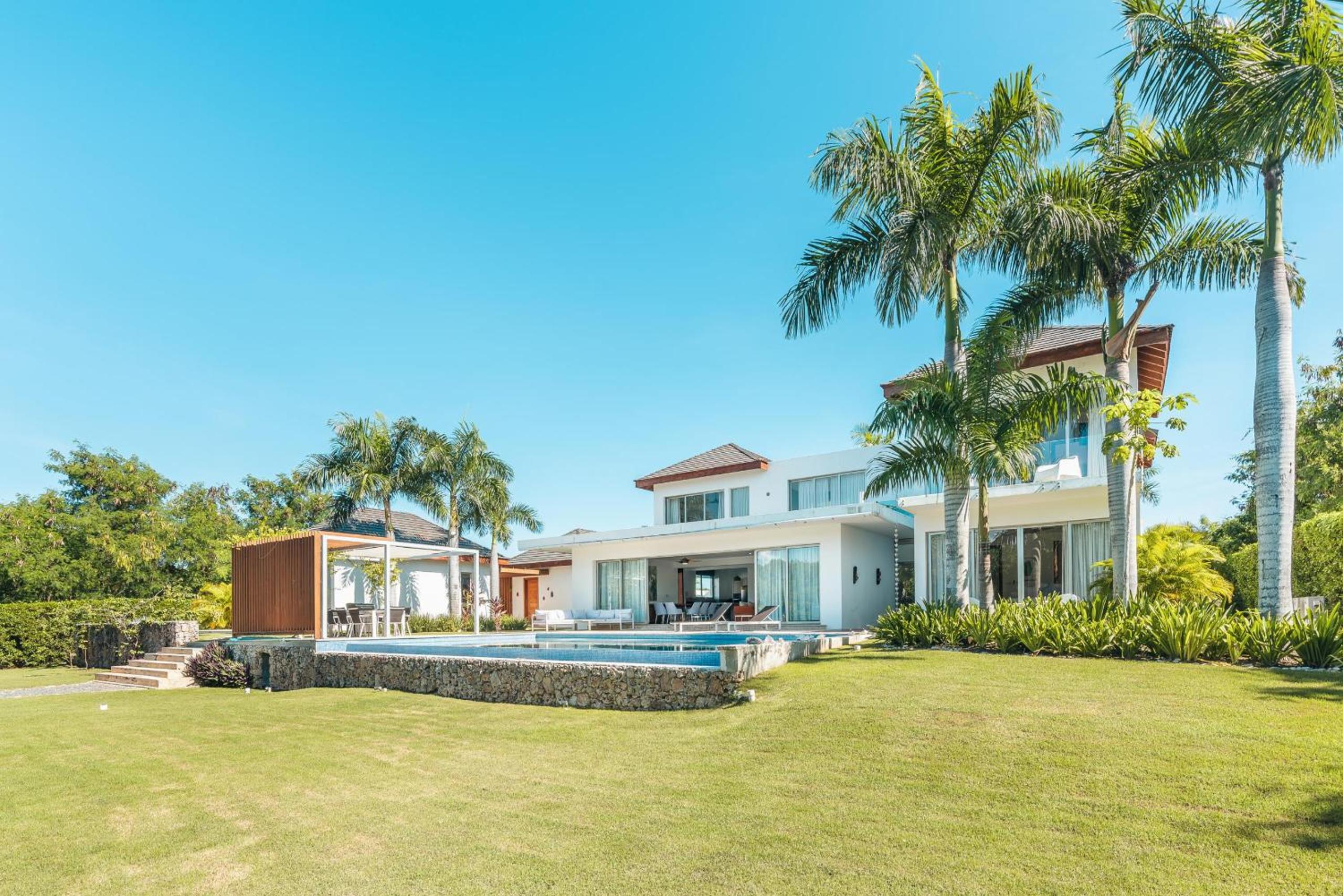 Luxurious and modern Villa with Pool at Yarari