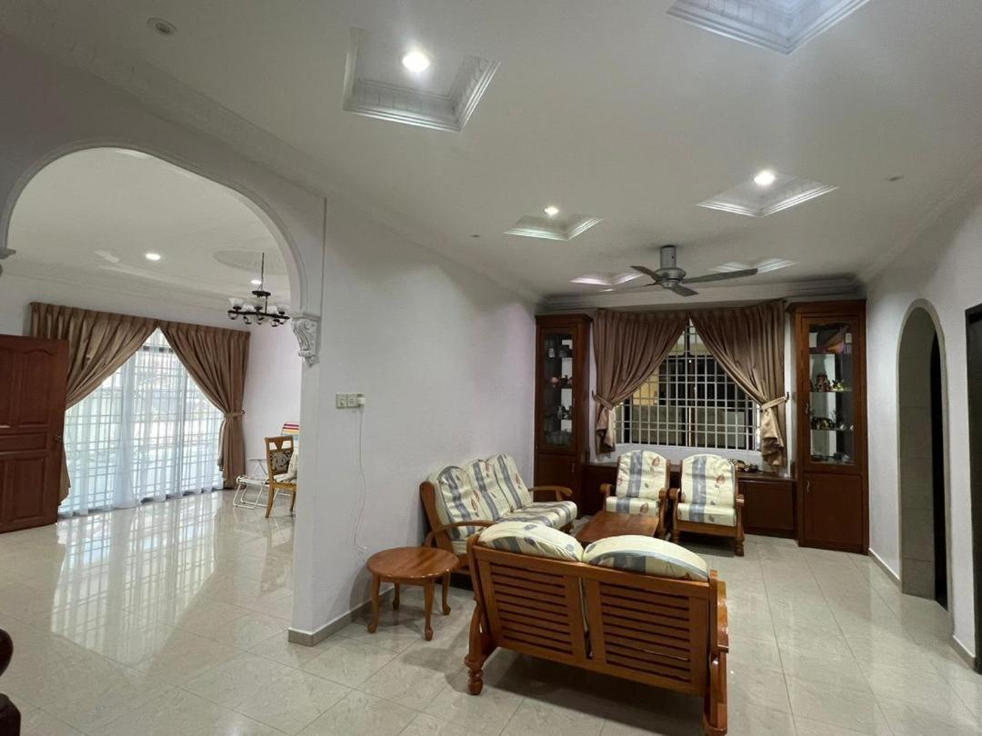 Muar 6 Bedrooms Semi-D With Security Guard Homestay 15-20pax photo 8