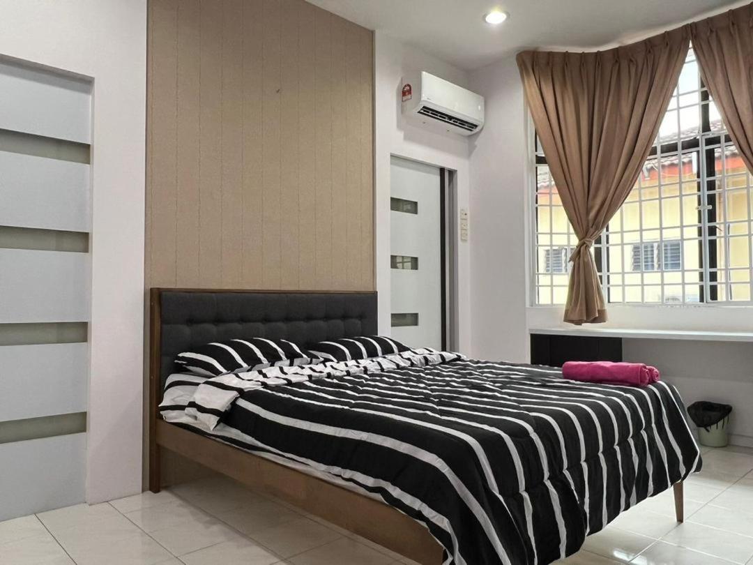 Muar 6 Bedrooms Semi-D With Security Guard Homestay 15-20pax photo 1