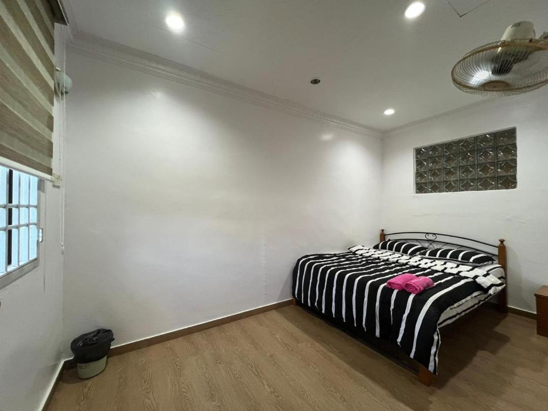 Muar 6 Bedrooms Semi-D With Security Guard Homestay 15-20pax photo 7