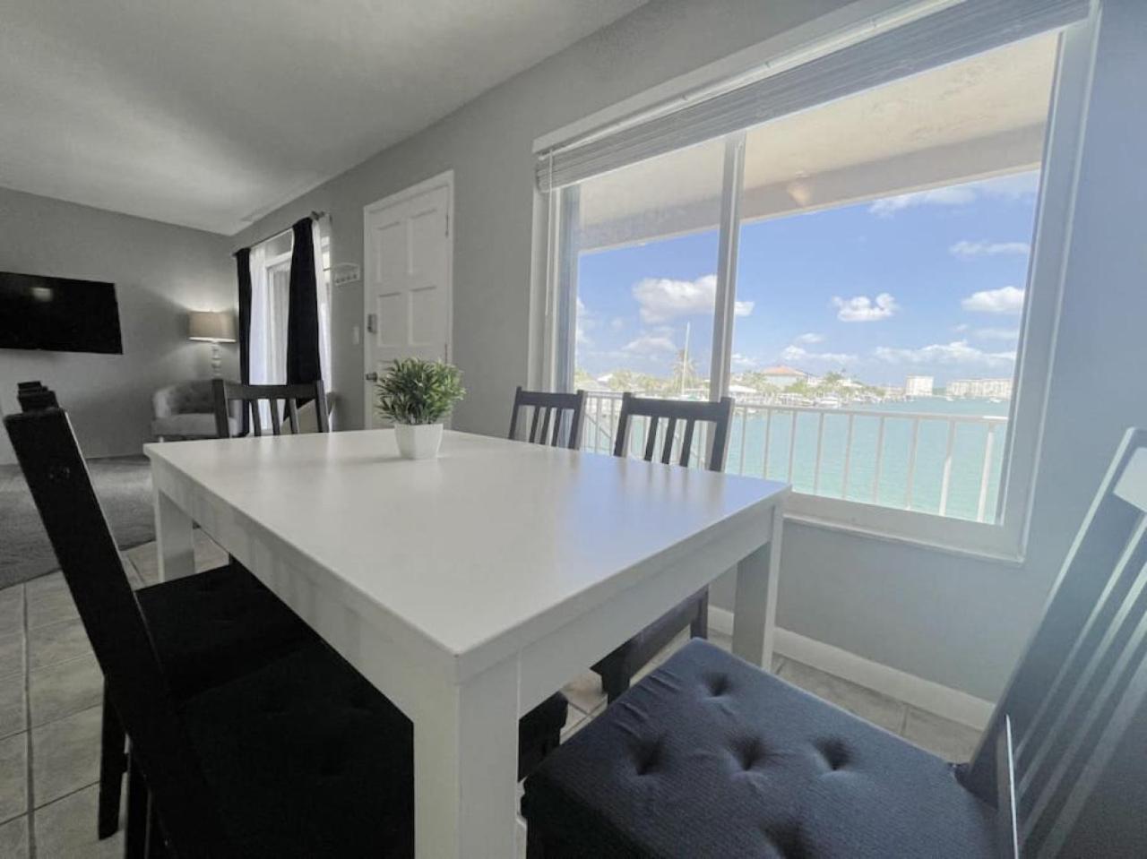 Beautiful 2 Bed Beach Condo With DOCK - Walk Everywhere! view 2