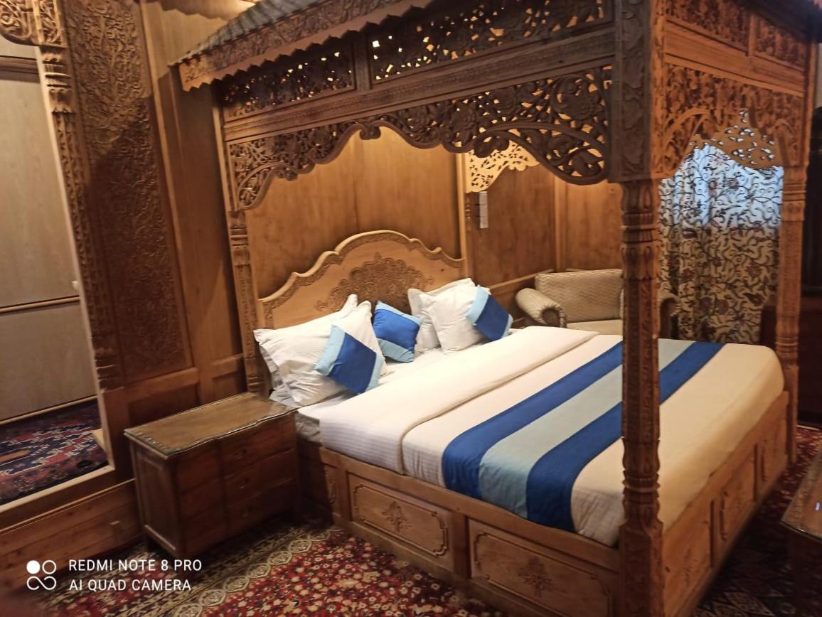 Khilona luxury Heritage Houseboats view 2