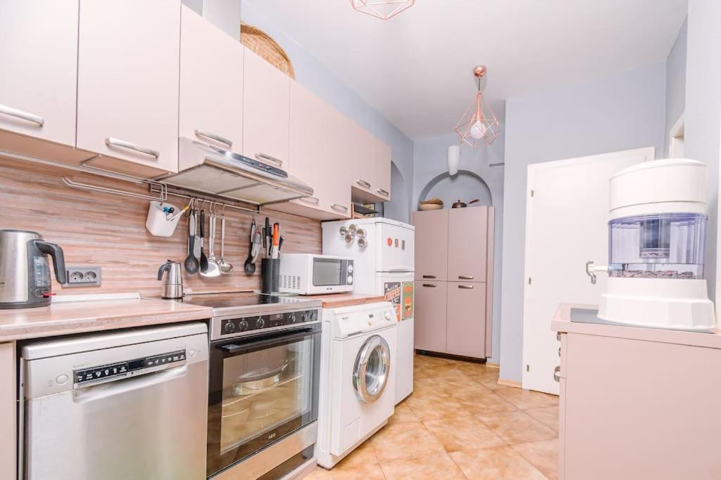 Top Center, 3BDR, Heart of the city, FREE Secured Parking