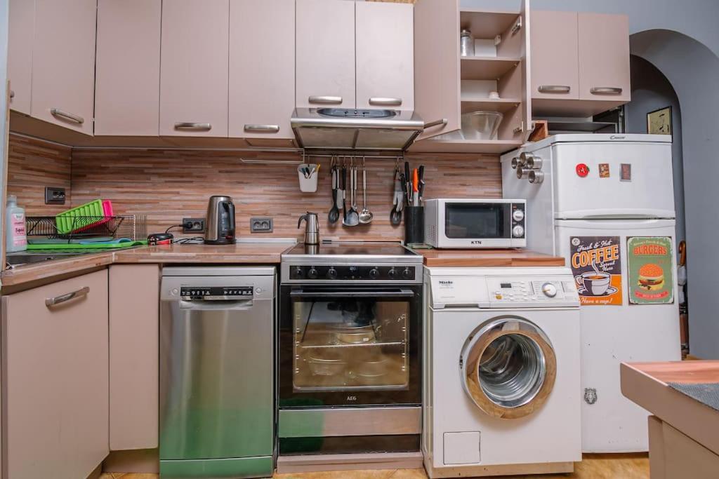 Top Center, 3BDR, Heart of the city, FREE Secured Parking