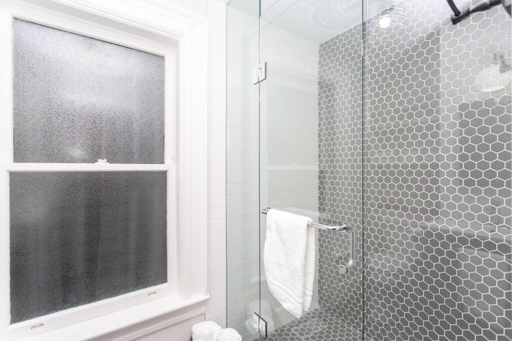 Boutique Serenity Quality Home @ downtown by the Shaw