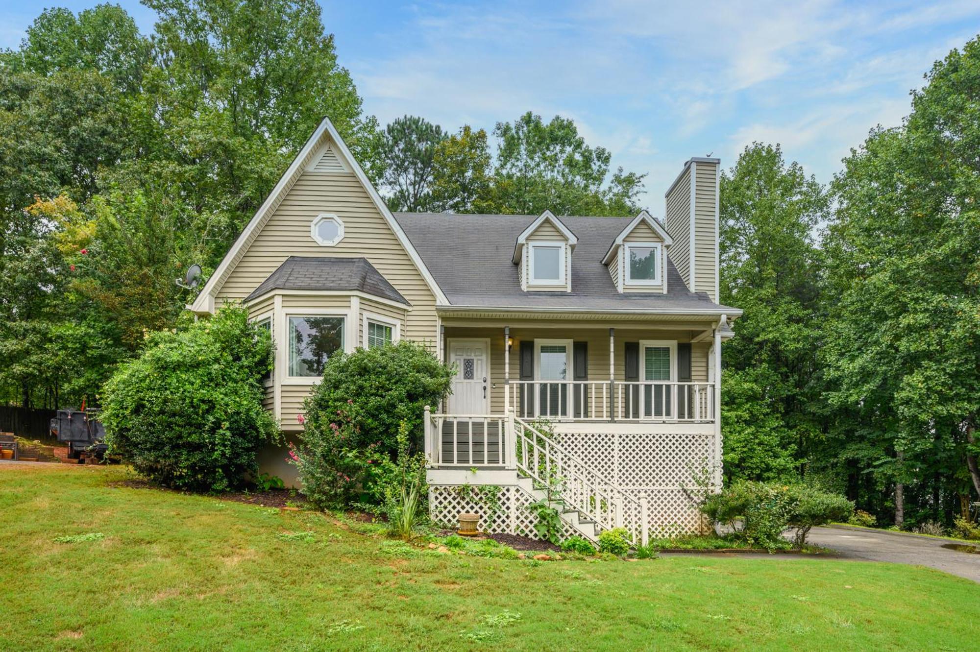 Relax In This 4BR Retreat With Screened Snug Porch view 3