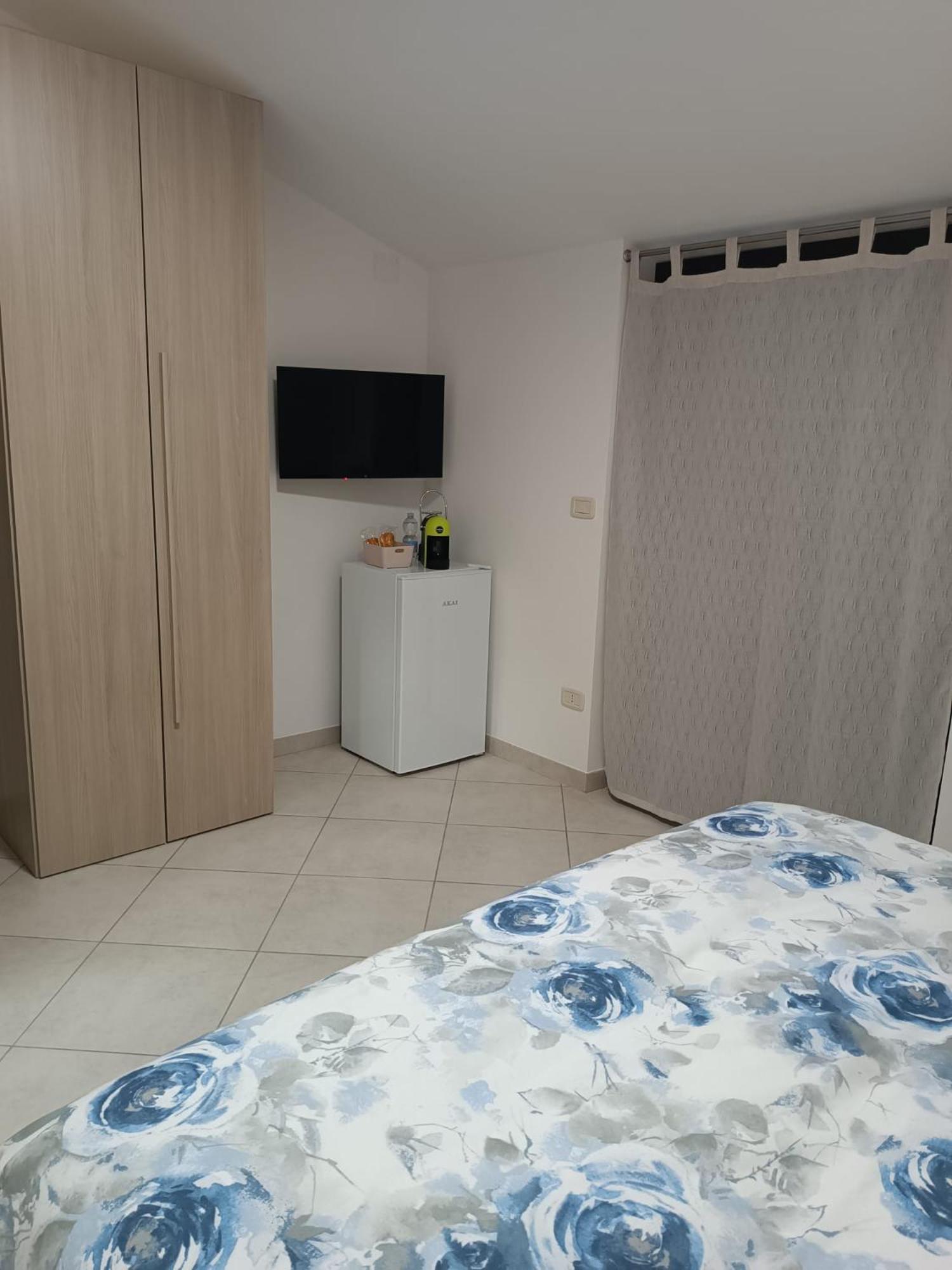 B&B "LE LUCI" CAMERA IN ATTICO SUPER VISTA interno 2 rose rosa view 5
