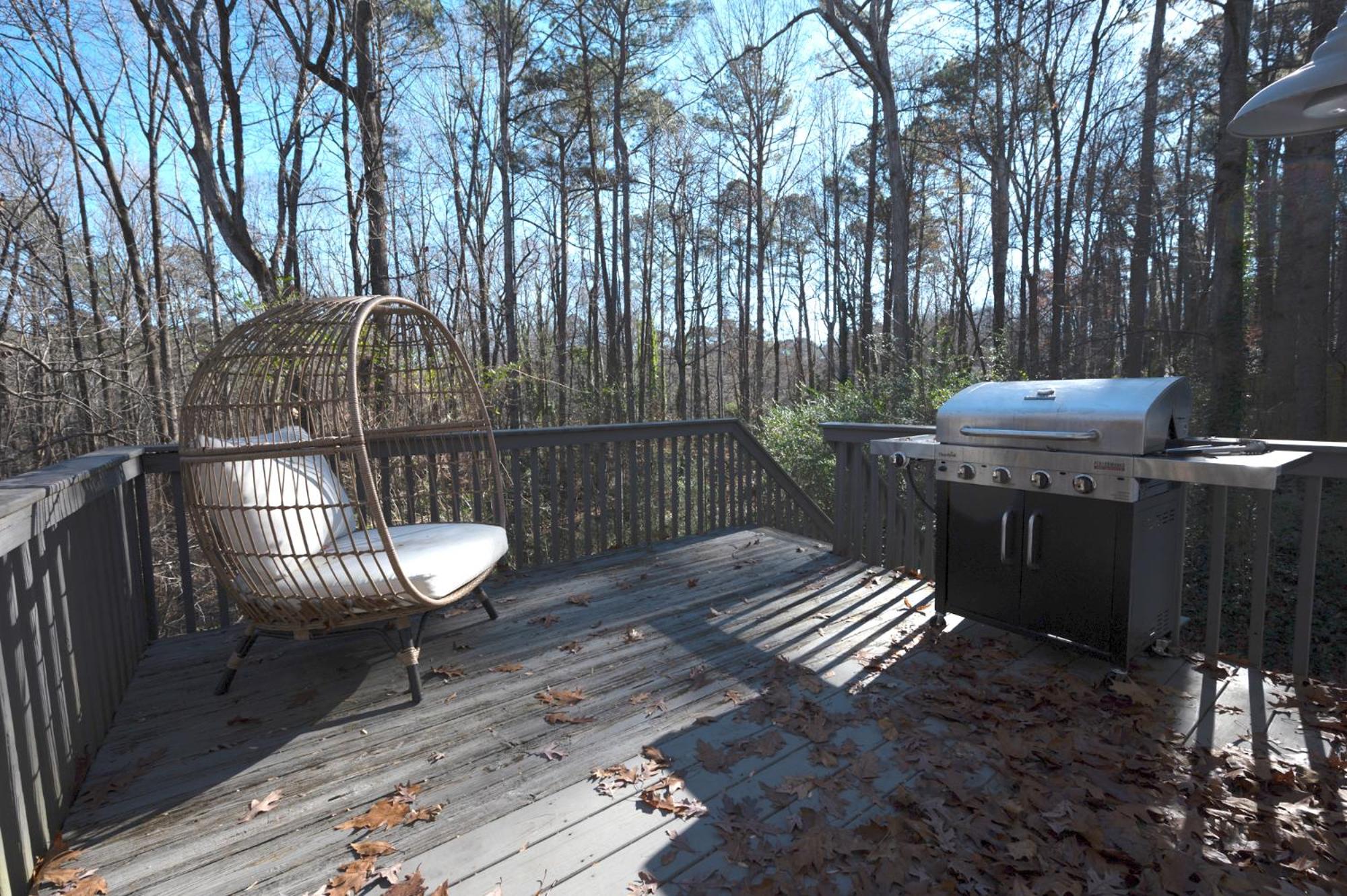 Majestic Modern Home Quick Access to DT Woodstock view 4