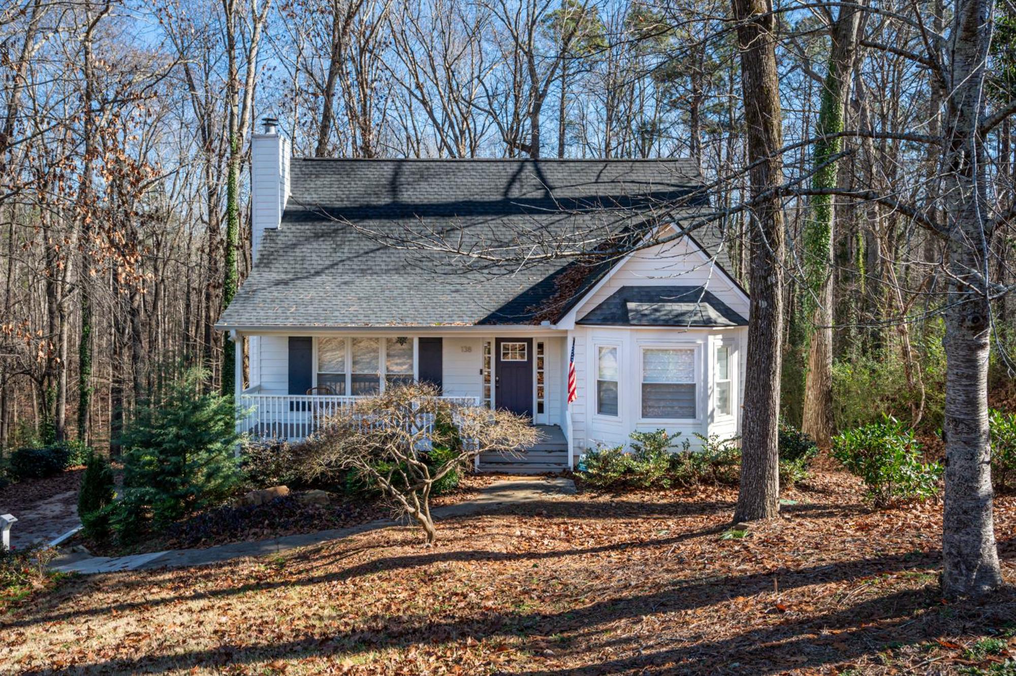 Majestic Modern Home Quick Access to DT Woodstock view 5