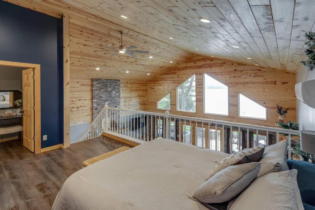 Cozy Home, Hot Tub, Dock, Kayaks, Swimming & More! view 4