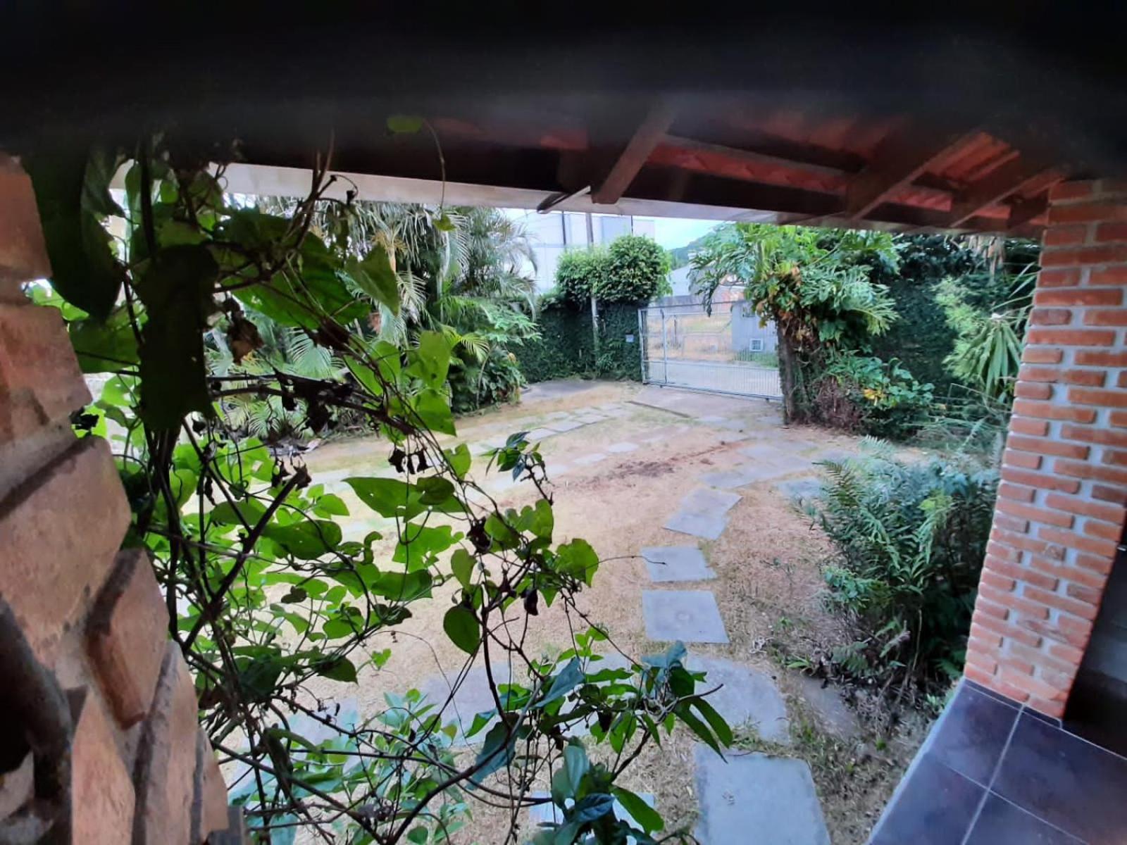 Casa de 3 quartos entre praia do Morro das Pedras e Lagoa do Peri