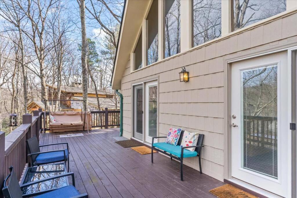 Spacious Lakeview Mountain Cabin view 3