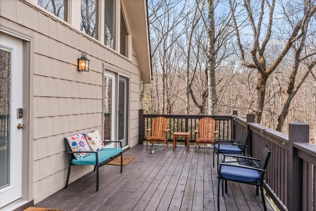 Spacious Lakeview Mountain Cabin view 4