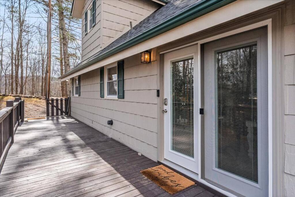 Spacious Lakeview Mountain Cabin view 2