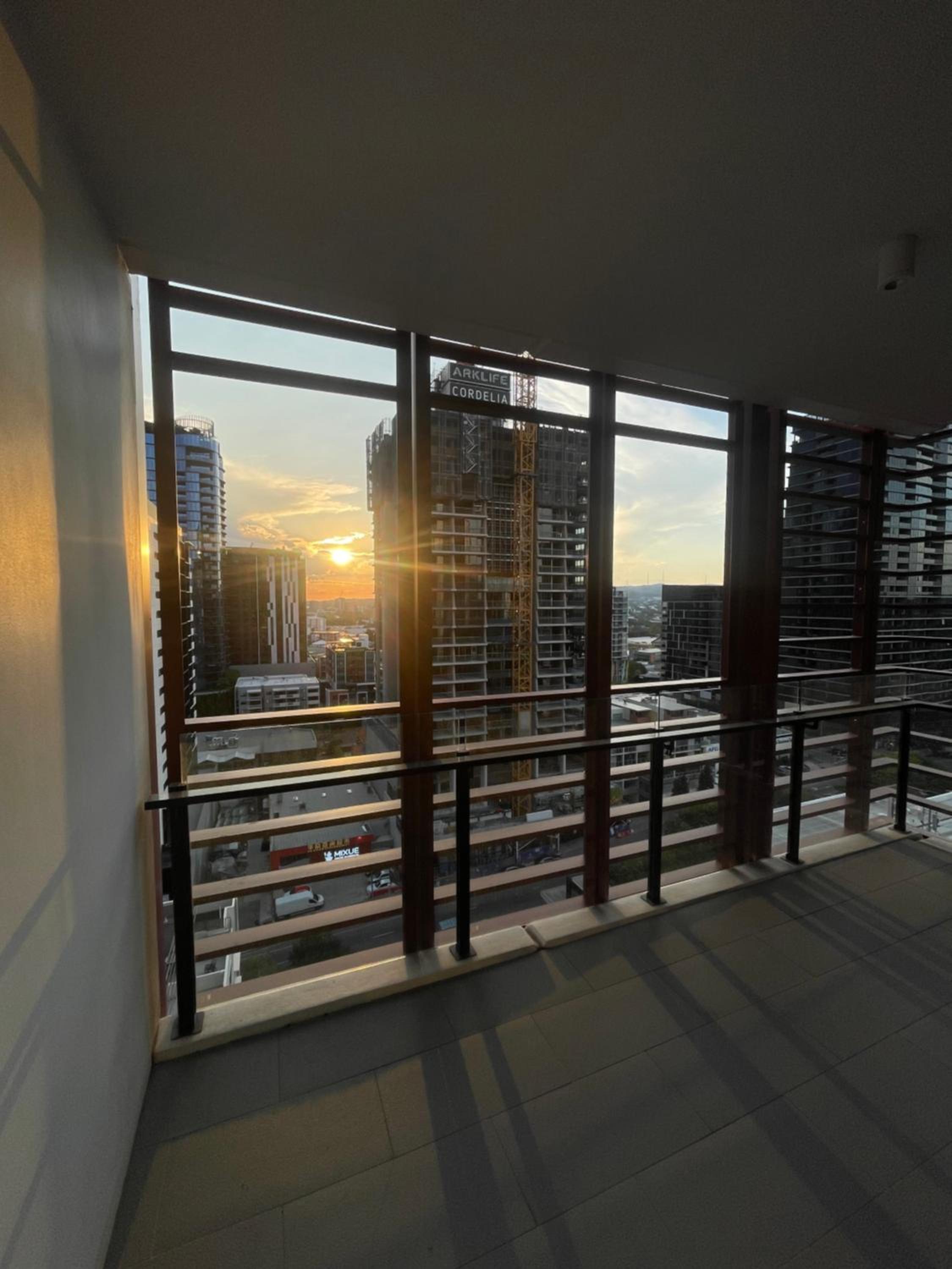 Views and Vibes - Free Parking - Great location - Outdoor pool!