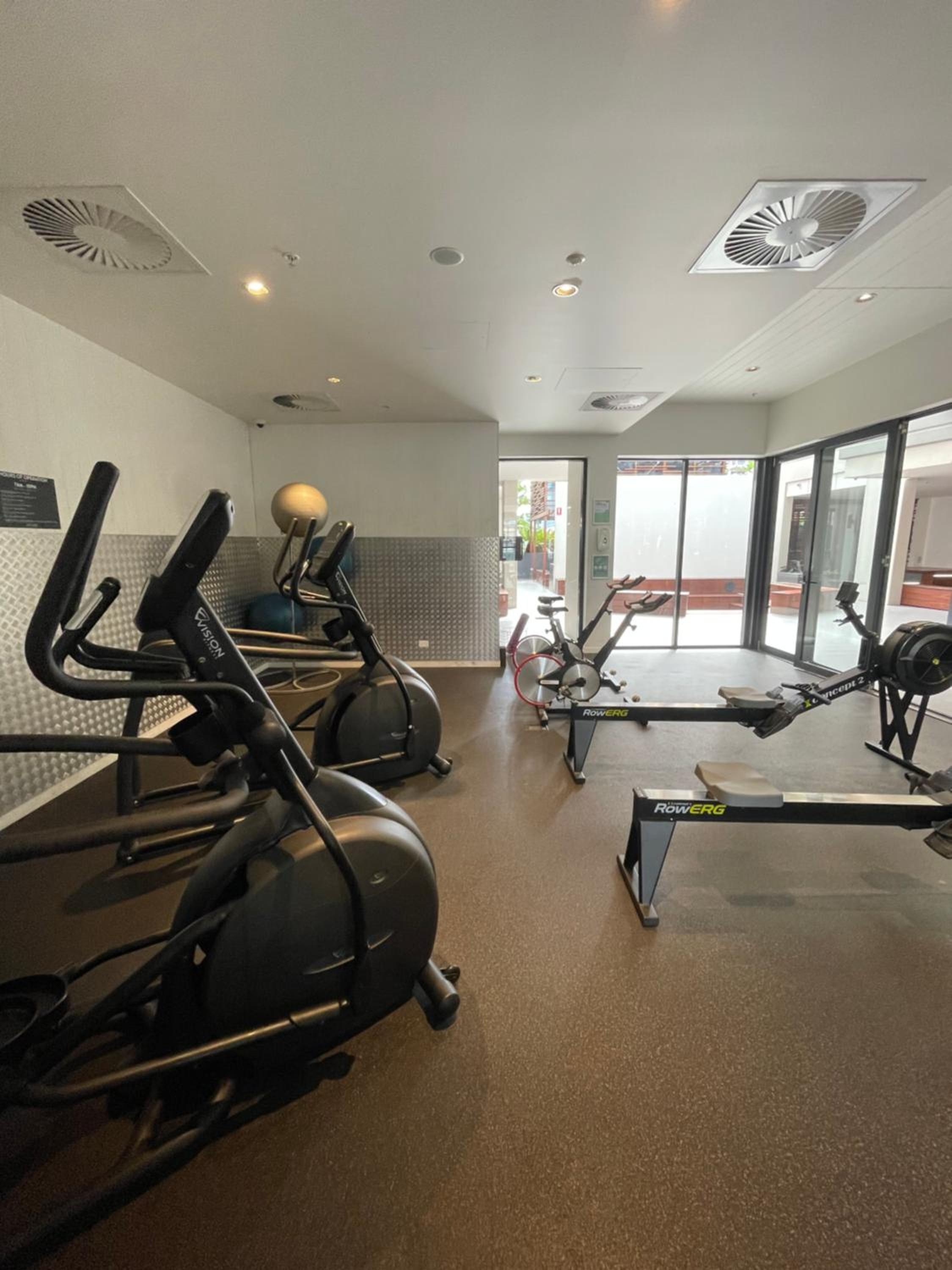 Views and Vibes - Free Parking - Great location - Outdoor pool!