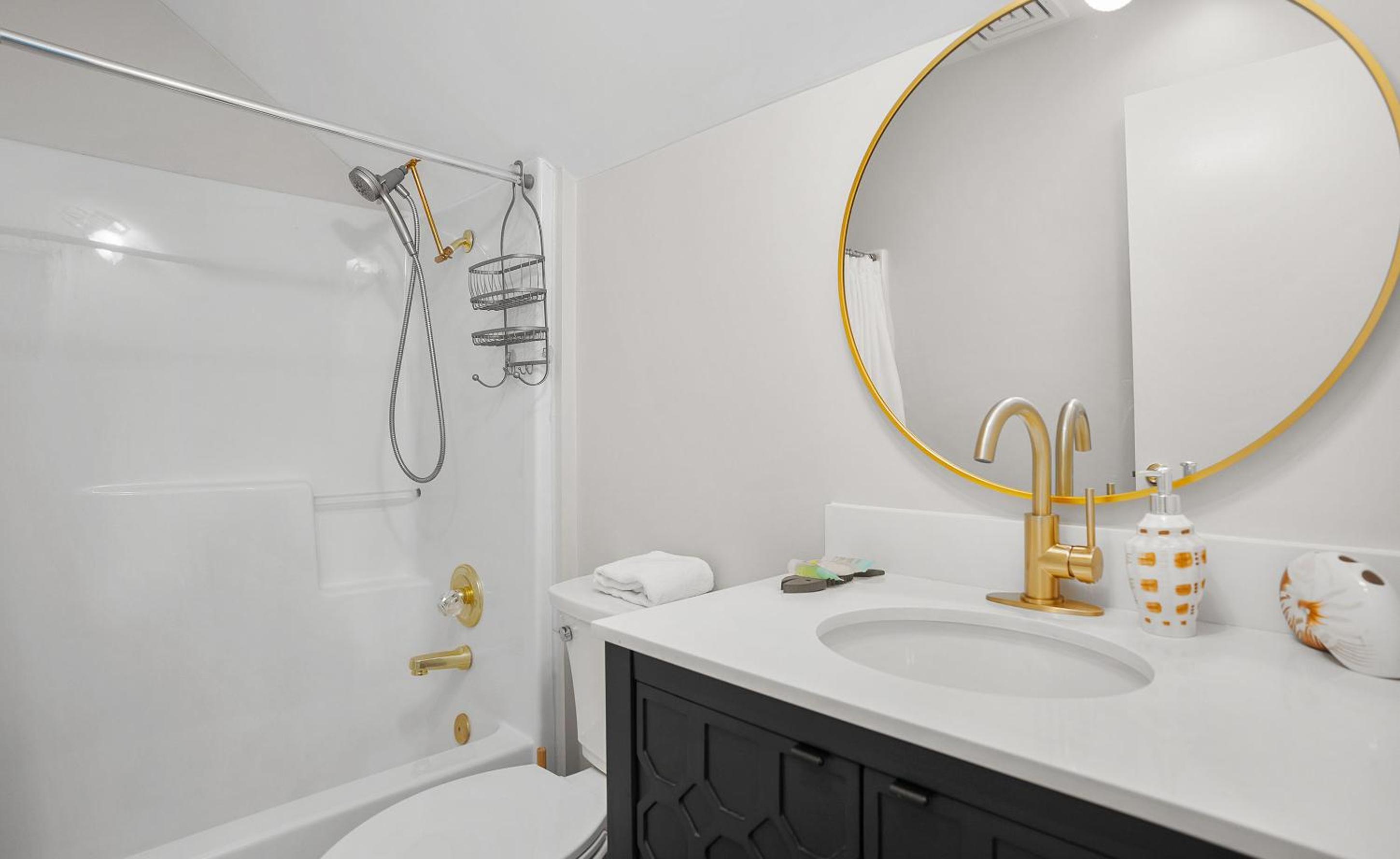 4bd/3ba - Renovated Center Island Home & Garage Apt - Amenity Cards Avail - Pets ok