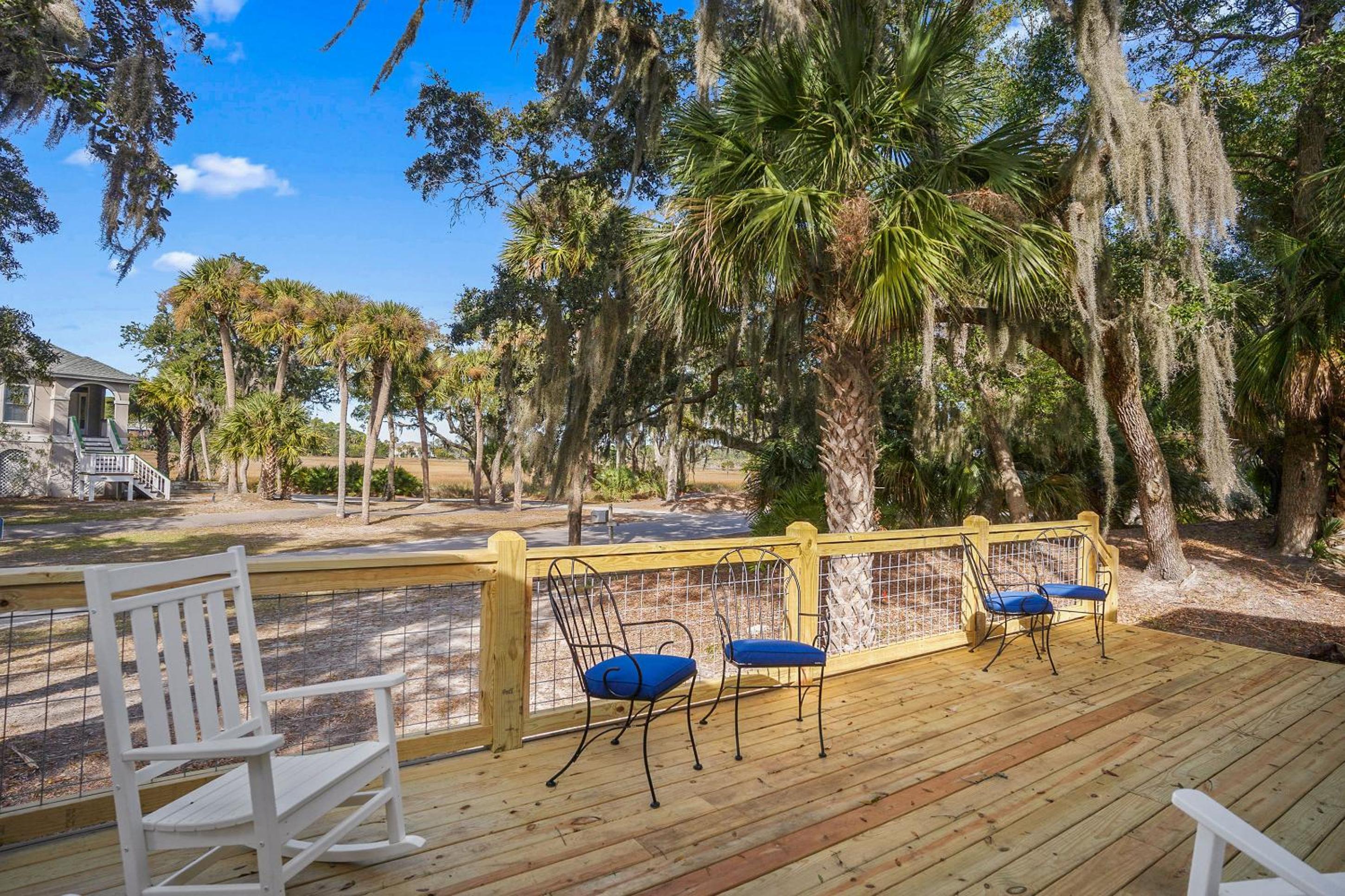 4bd/3ba - Renovated Center Island Home & Garage Apt - Amenity Cards Avail - Pets ok