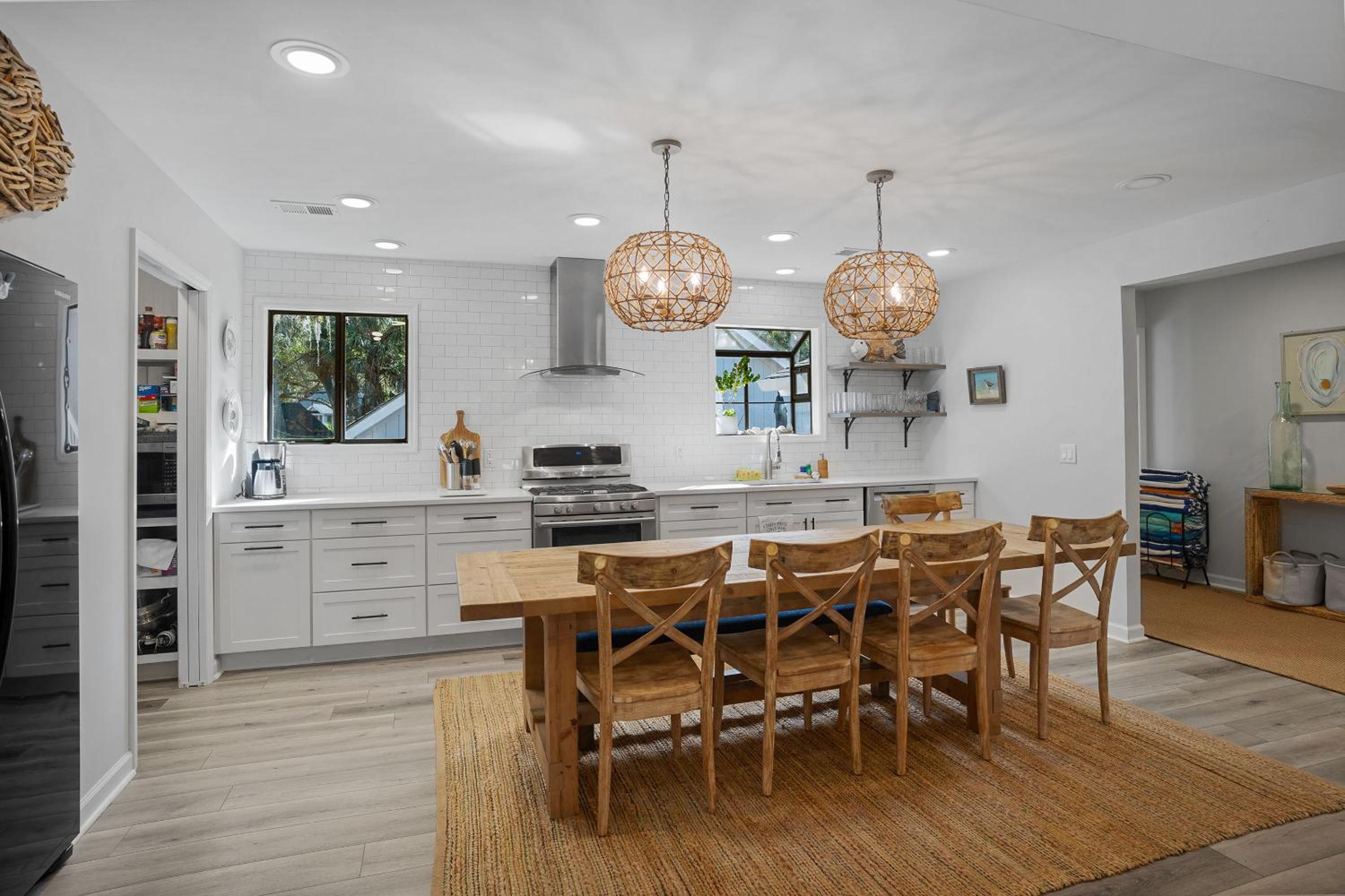 4bd/3ba - Renovated Center Island Home & Garage Apt - Amenity Cards Avail - Pets ok