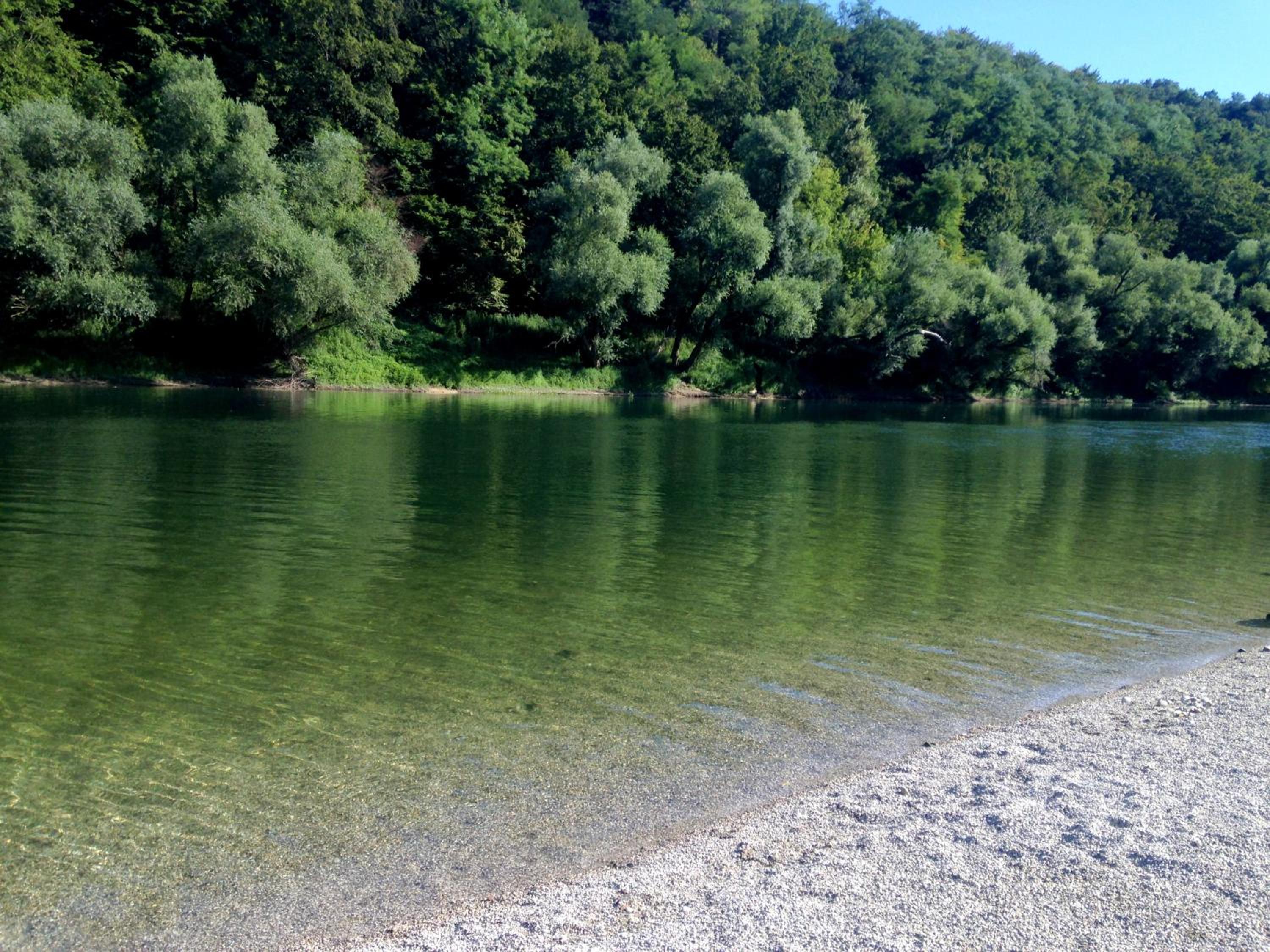 Holiday home with hot tube, near the river view 4