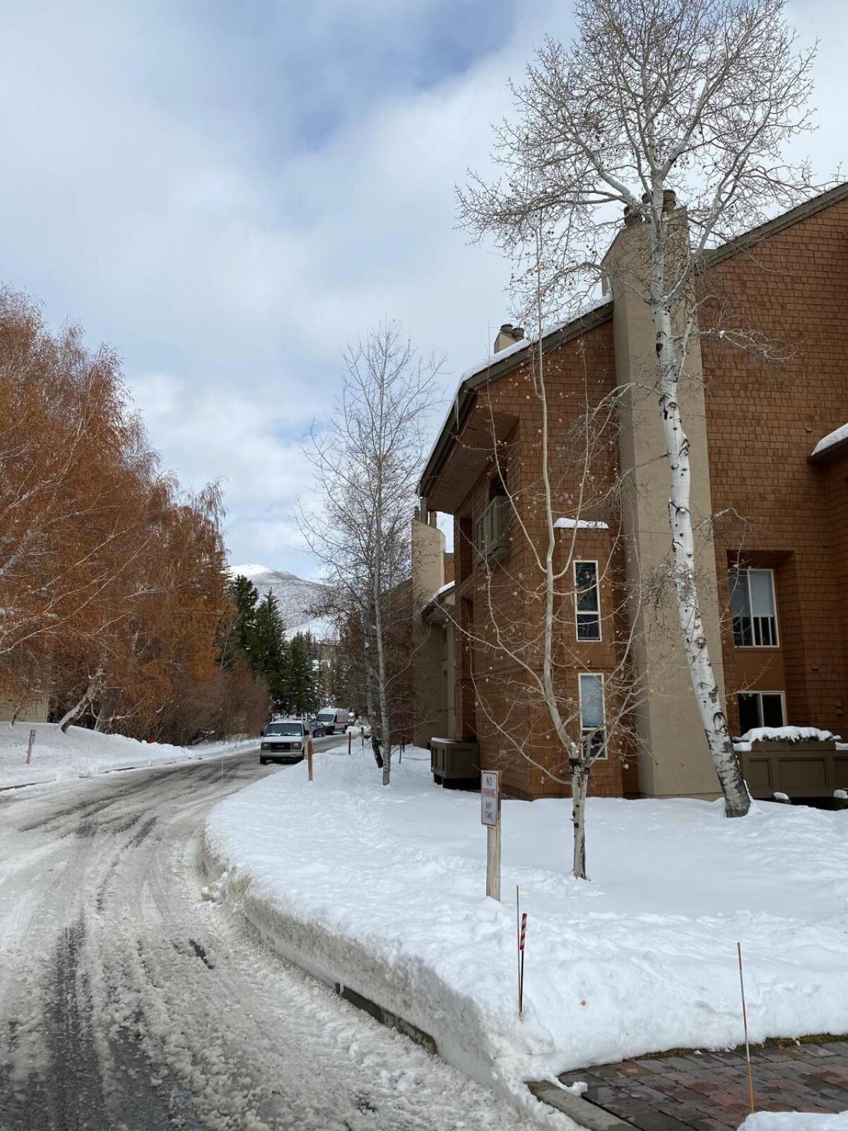 Elkhorn Condo Walk to Dollar! view 4