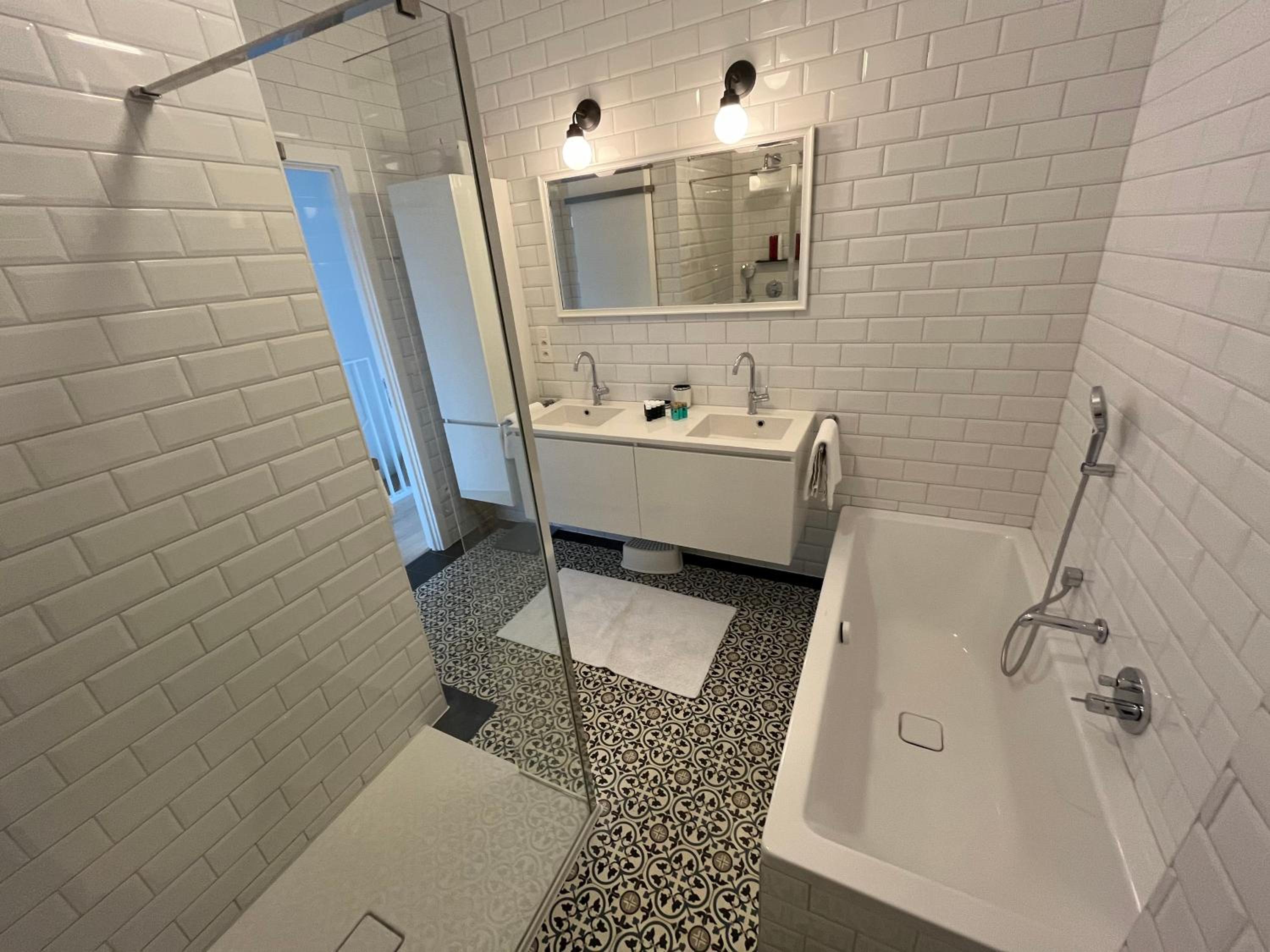 Luxury apartment, private terrace & FREE PARKING