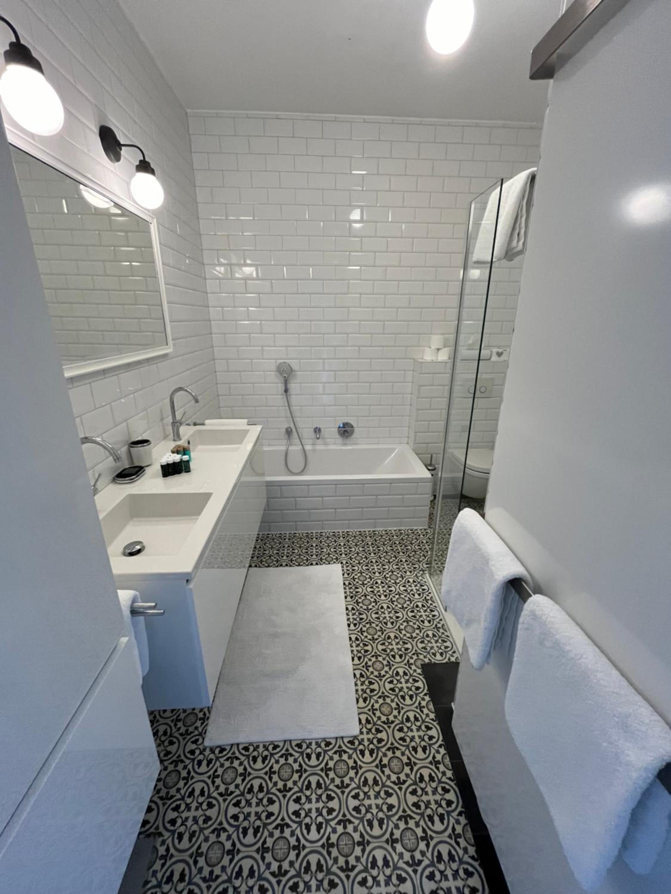 Luxury apartment, private terrace & FREE PARKING