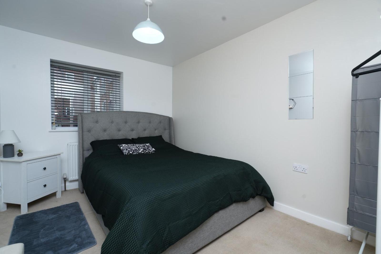 Luxe & Stylish Central Luton 2Bed Apt - Fast Wi-Fi & Private Patio view 3