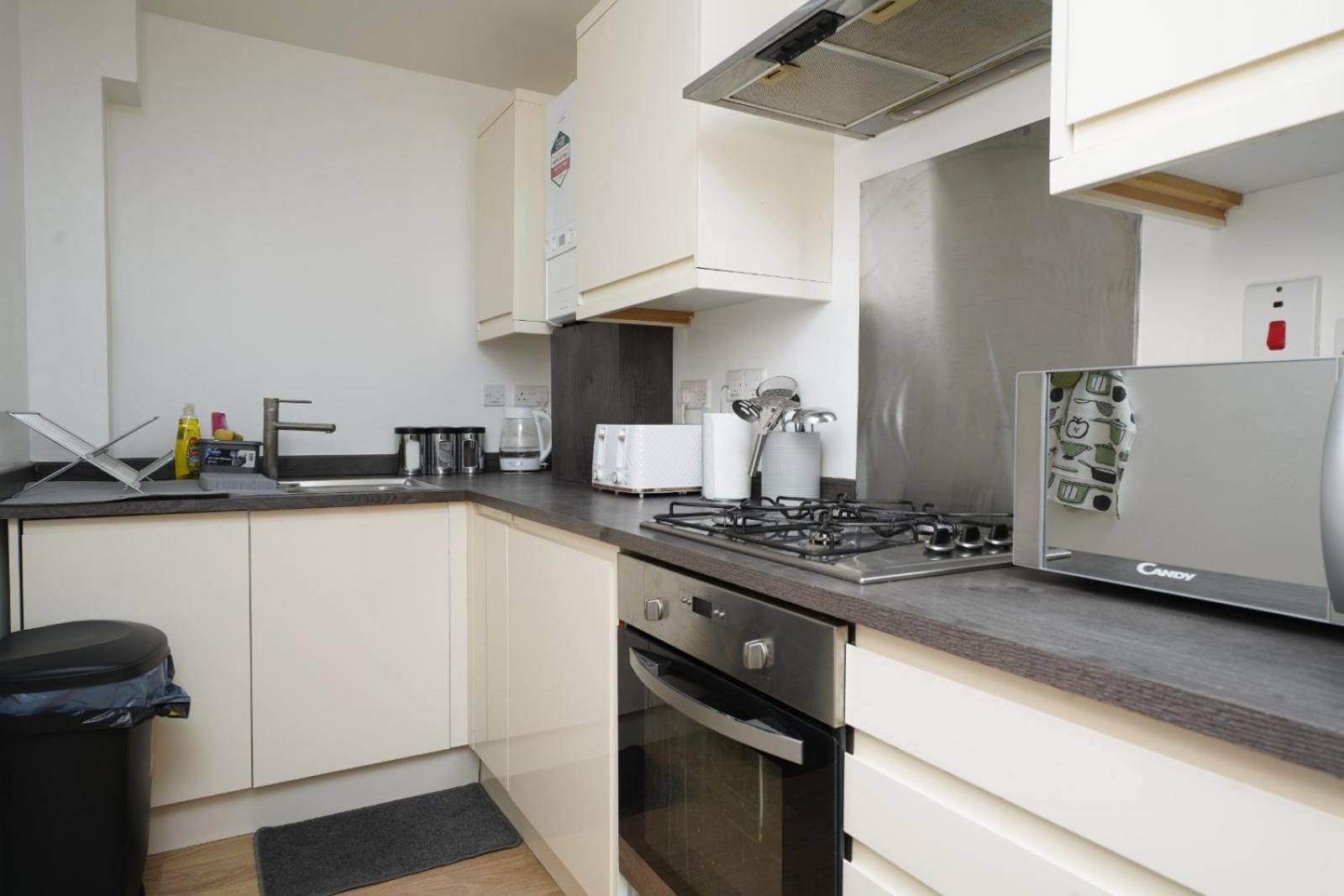 Luxe & Stylish Central Luton 2Bed Apt - Fast Wi-Fi & Private Patio view 4