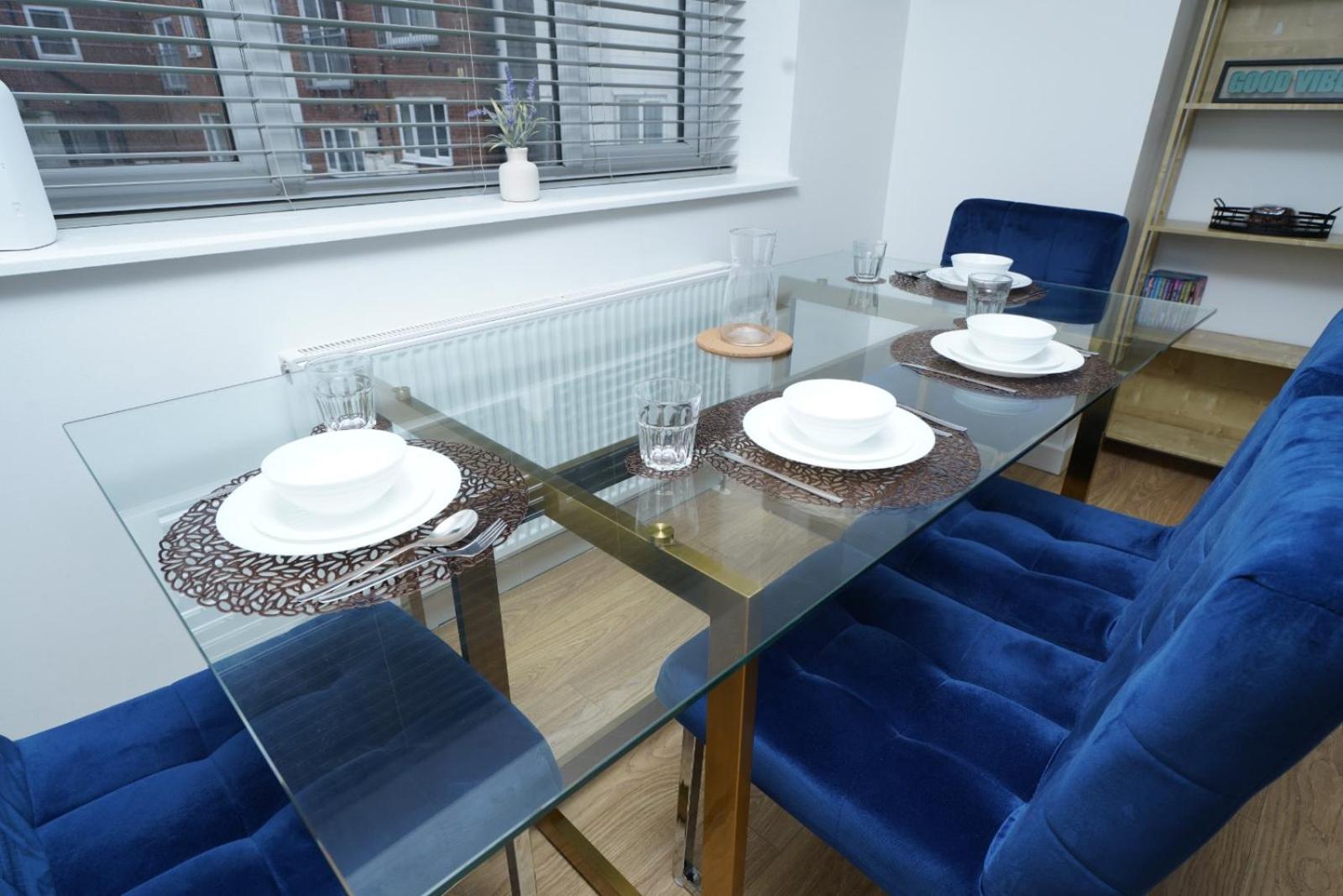 Luxe & Stylish Central Luton 2Bed Apt - Fast Wi-Fi & Private Patio view 5
