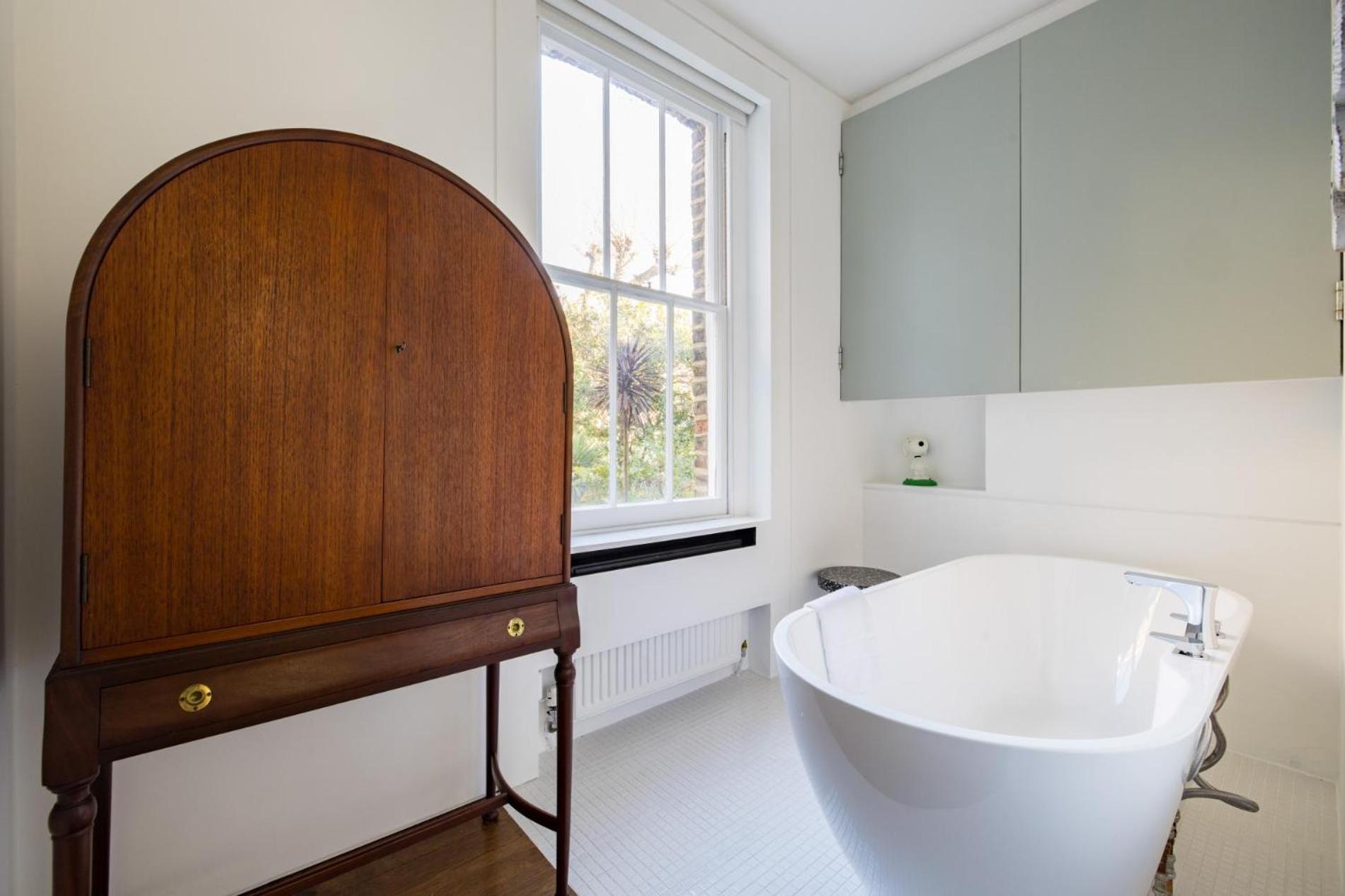 Bellevue Notting Hill 2 Bed by Holland Park