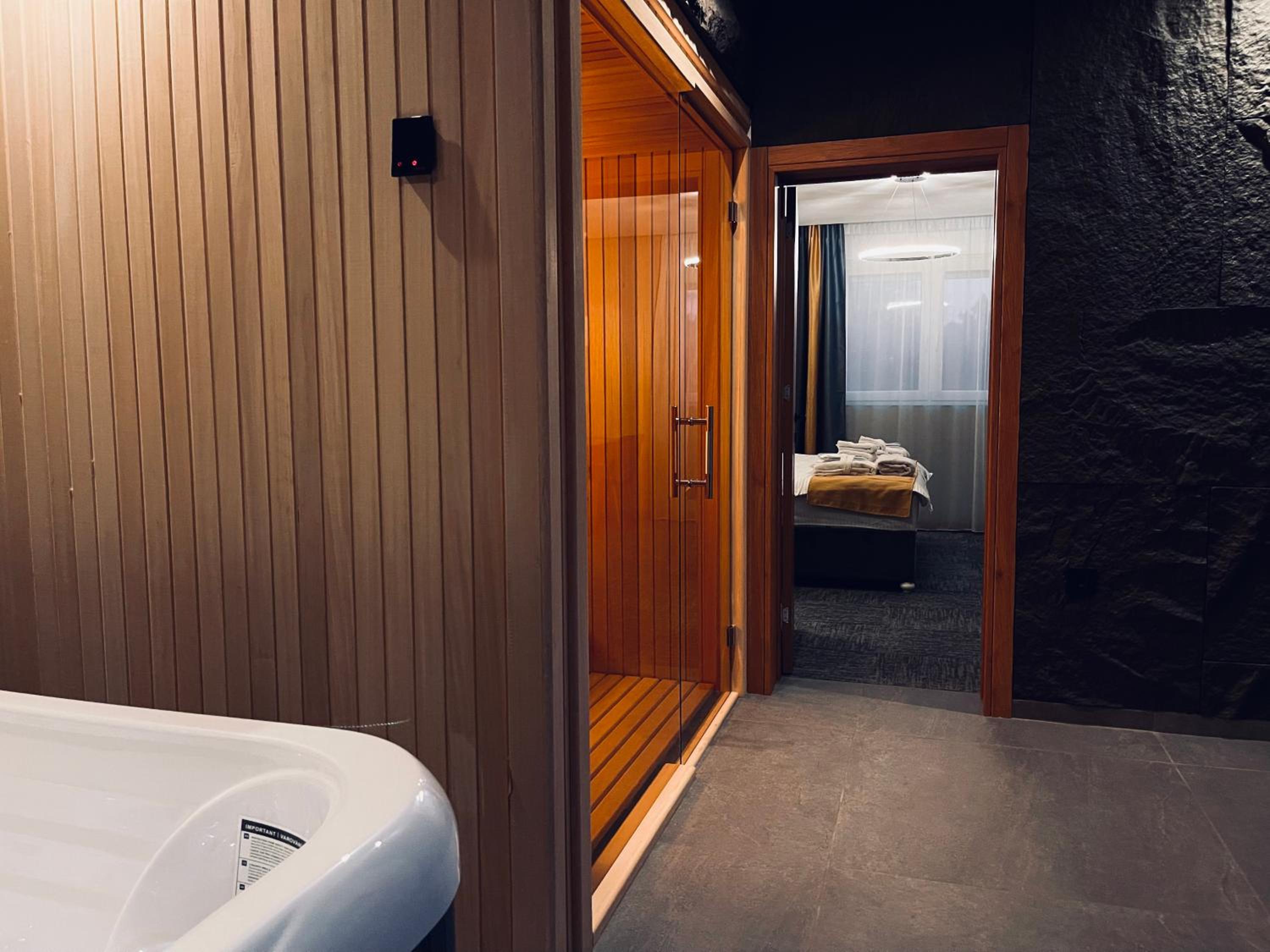 MOZAIK APARTMENTS & SPA - Modern 4-Star Apartments with Exclusive Private SPA WELLNESS in the City Center - SAUNA, JACUZZI, TURKISH BATH - FREE PARKING, Wi view 5