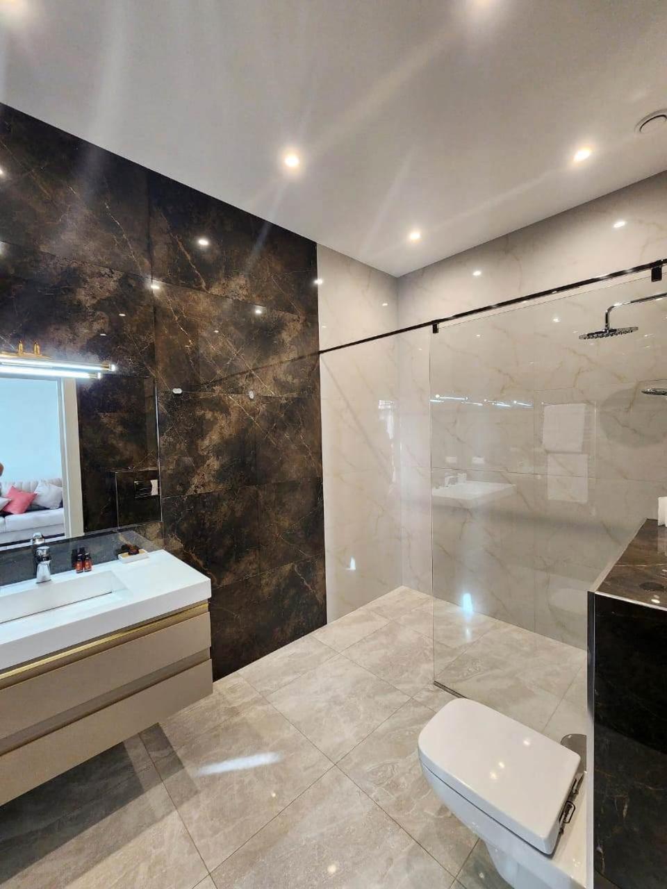 Awesome Brand New Apartment, In Center