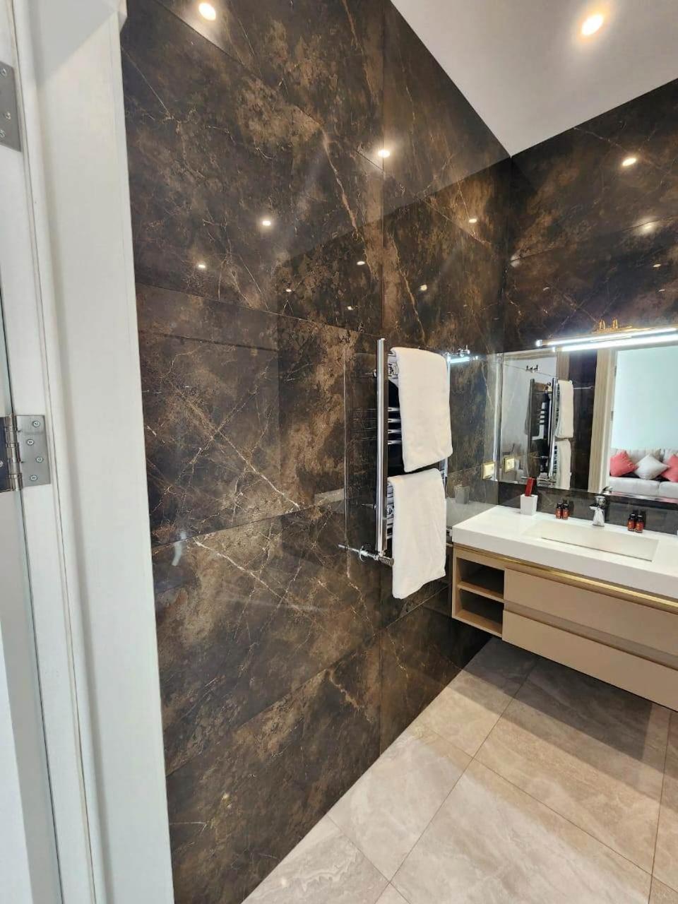 Awesome Brand New Apartment, In Center