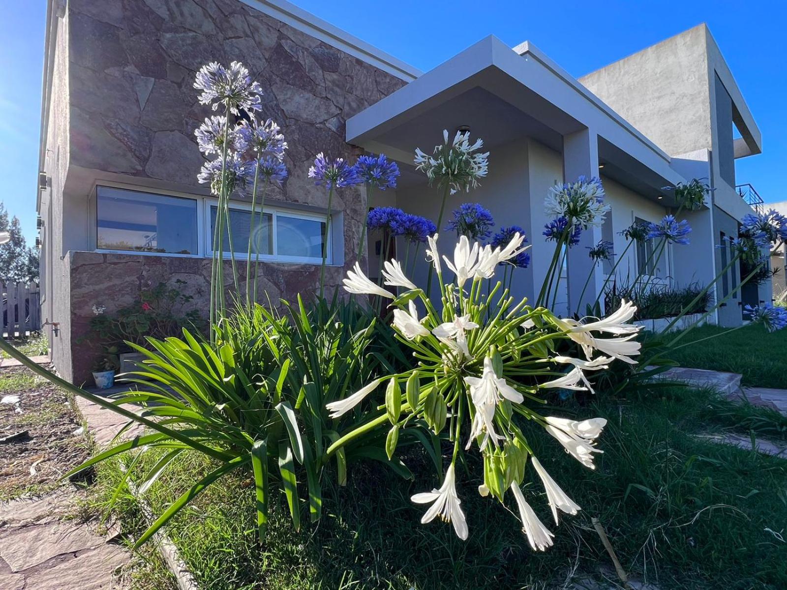 Casa con jardin y pileta en Barrio Privado Los Olivares