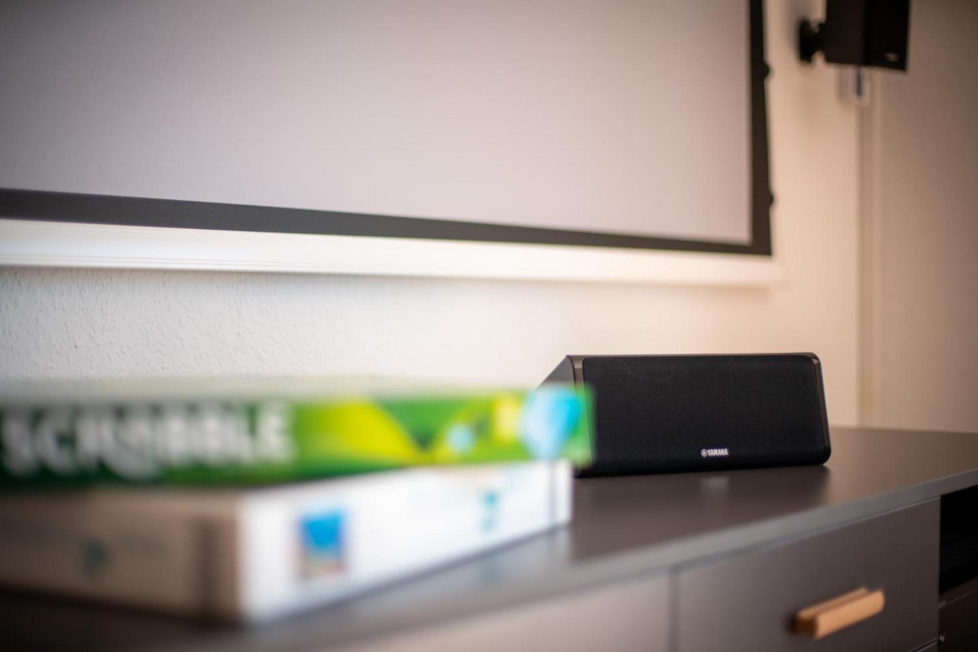 Gemütliches Heimkino mit Balkon & Beamer