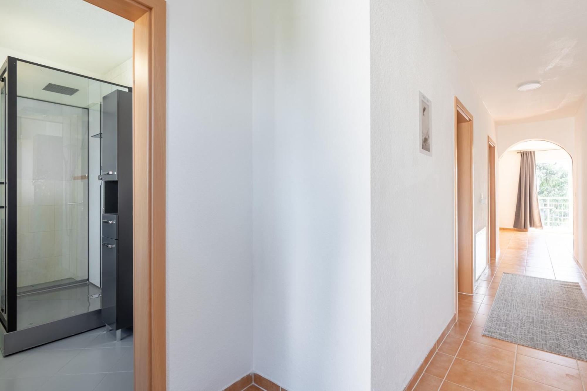 Gemütliches Heimkino mit Balkon & Beamer