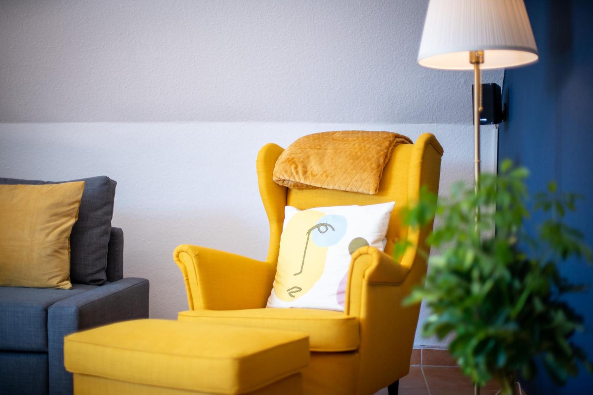 Gemütliches Heimkino mit Balkon & Beamer