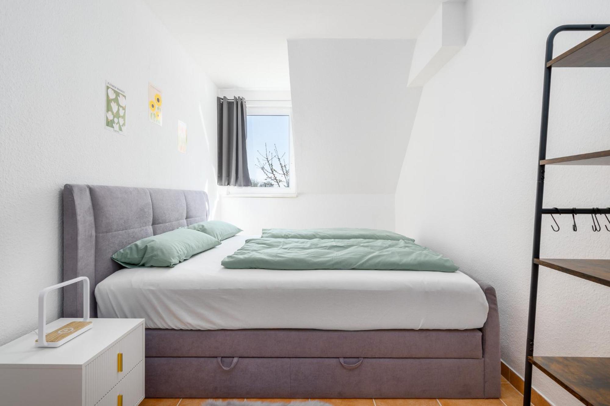 Gemütliches Heimkino mit Balkon & Beamer