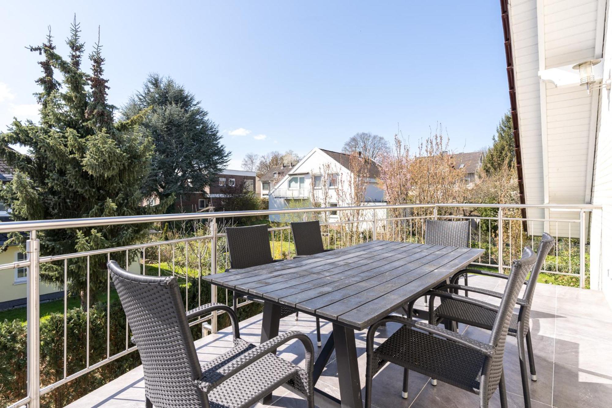 Gemütliches Heimkino mit Balkon & Beamer