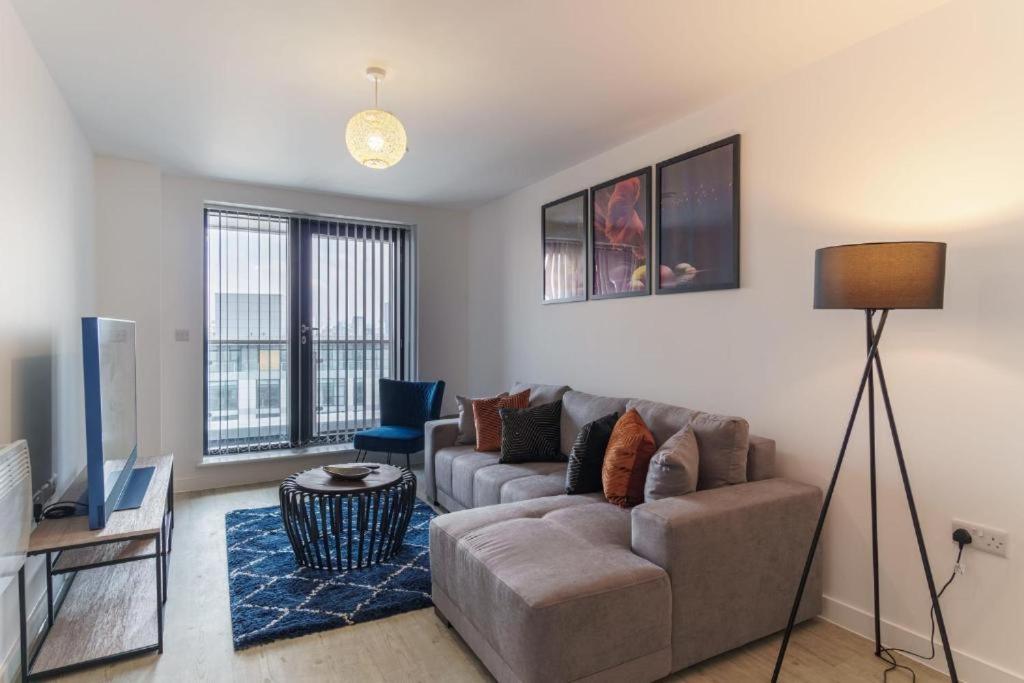 Stylish & Spacious Salford Quays one bedroom high floor apartment with balcony