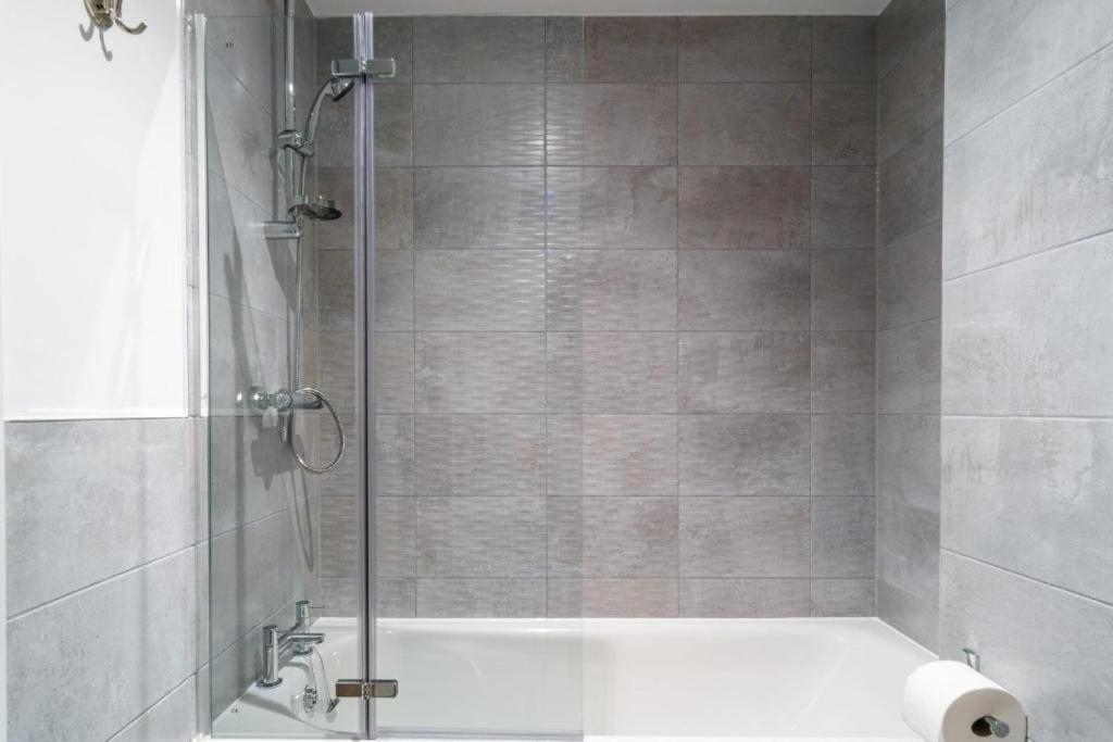 Stylish & Spacious Salford Quays one bedroom high floor apartment with balcony