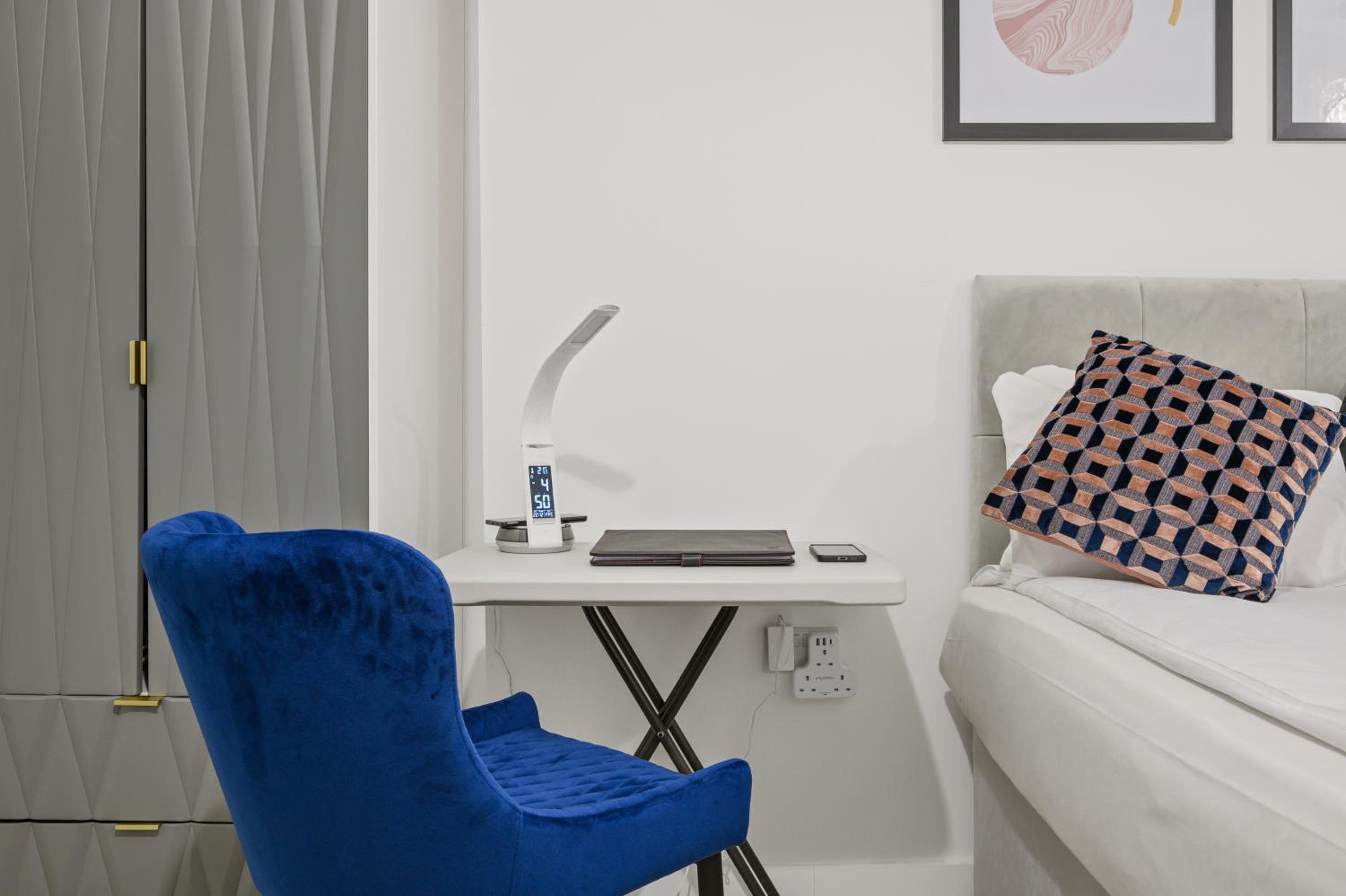 Stylish & Spacious Salford Quays one bedroom high floor apartment with balcony