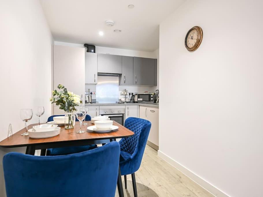 Stylish & Spacious Salford Quays one bedroom high floor apartment with balcony