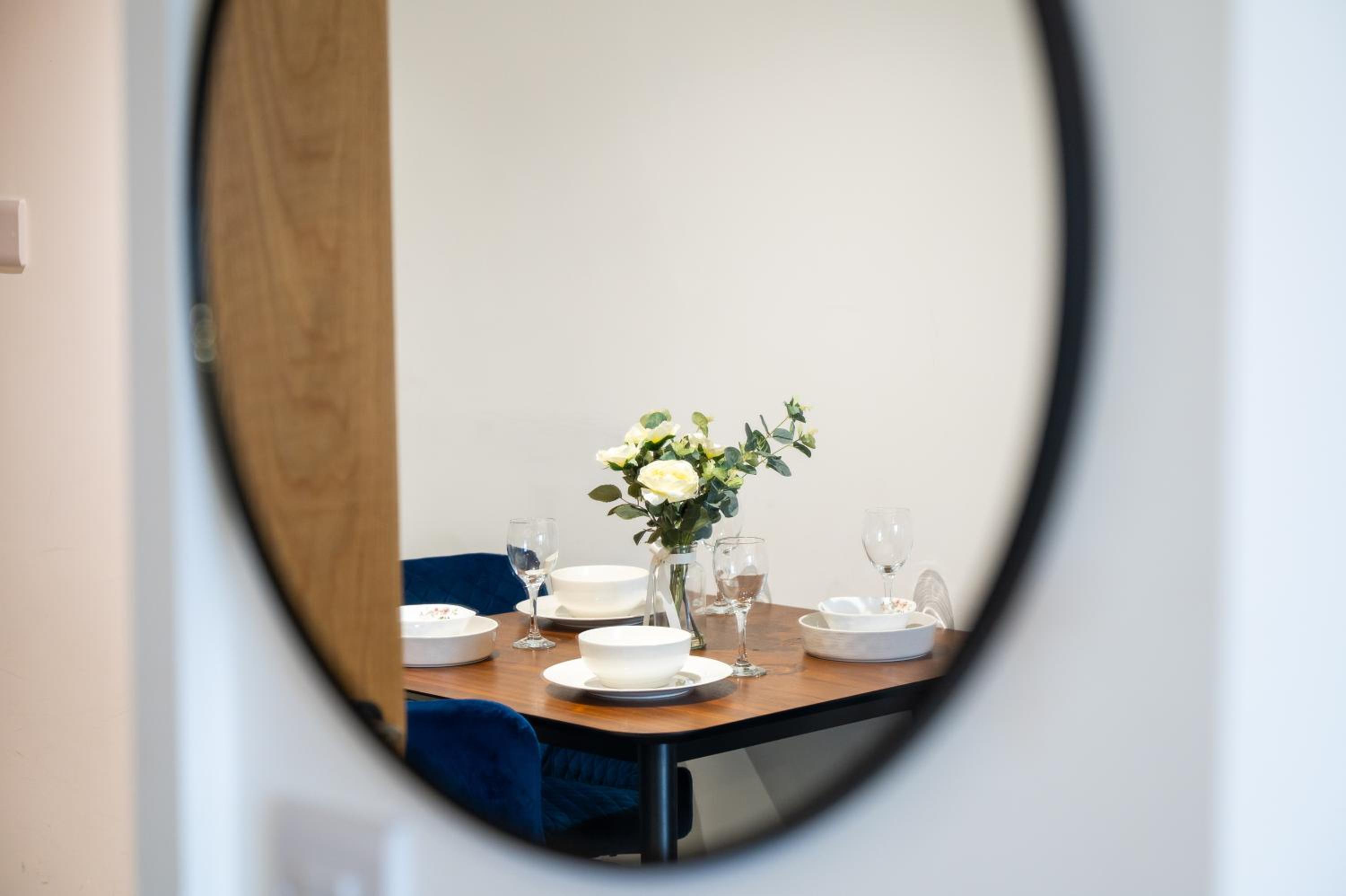 Stylish & Spacious Salford Quays one bedroom high floor apartment with balcony