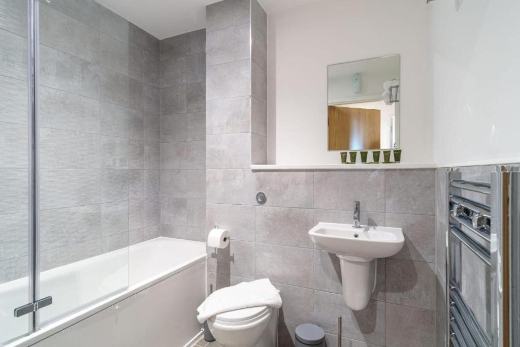Stylish & Spacious Salford Quays one bedroom high floor apartment with balcony