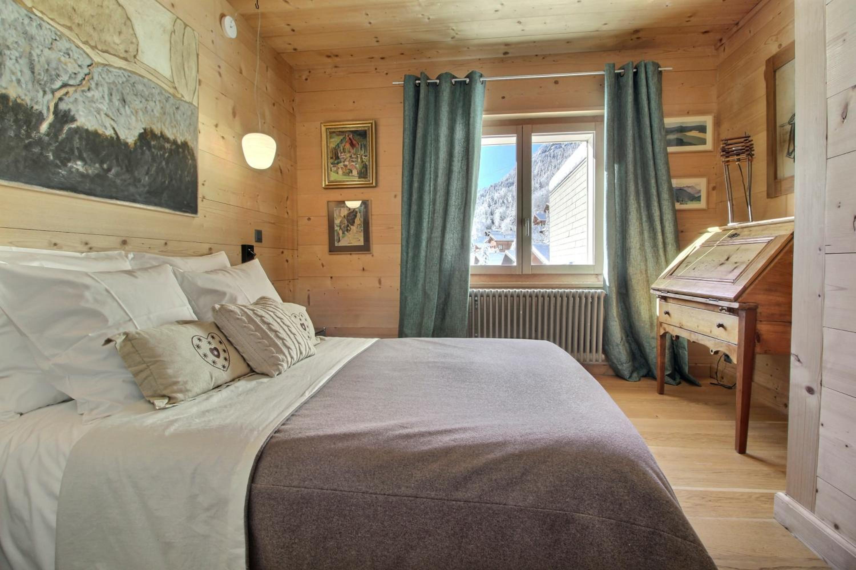 Sunny attic Central location